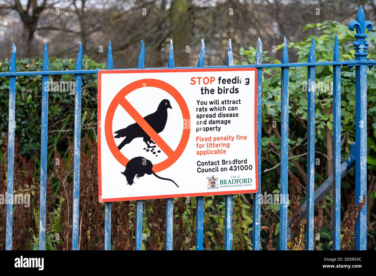 Stop feeding the birds sign hi-res stock photography and images - Alamy