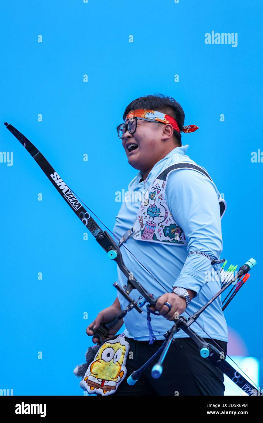 (251117) -- SHENZHEN, Nov. 17, 2025 (Xinhua) -- Li Mengqi of Shandong ...