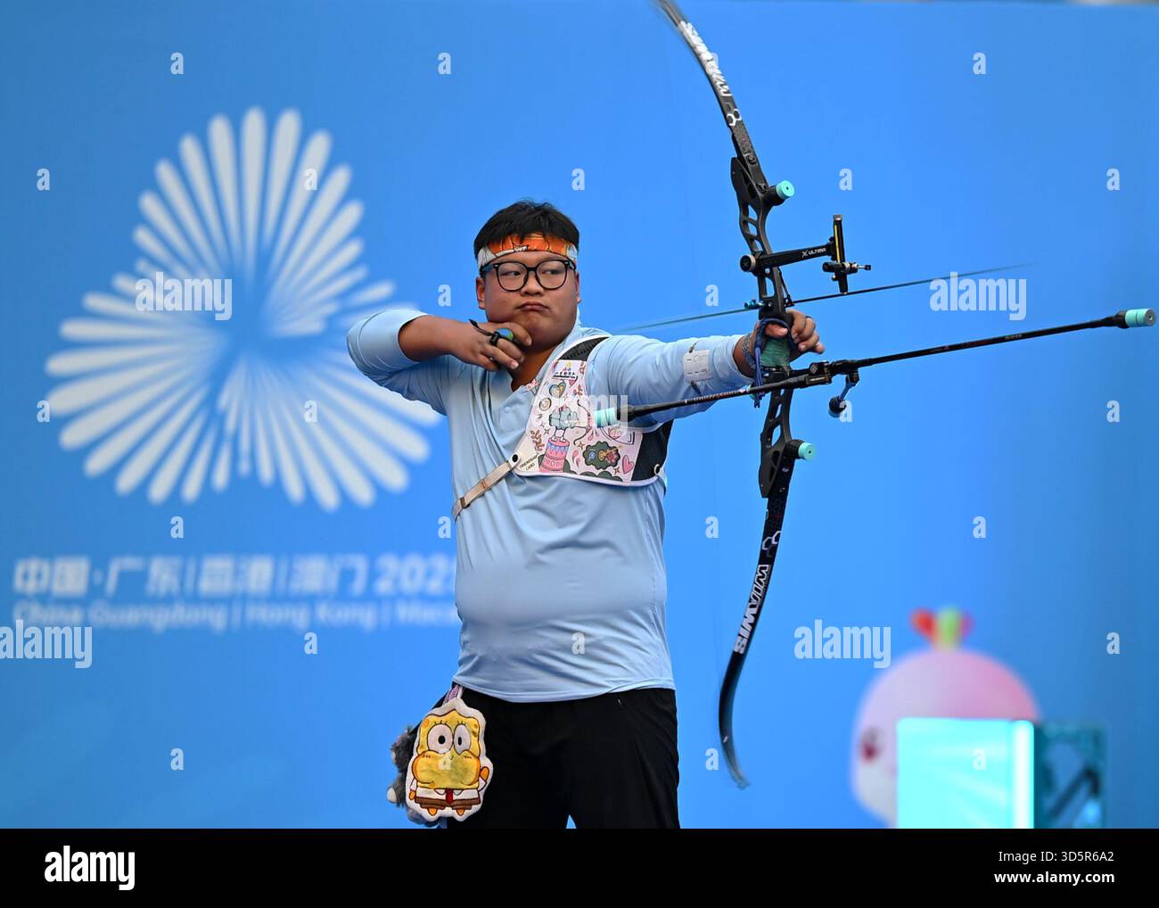(251117) -- SHENZHEN, Nov. 17, 2025 (Xinhua) -- Li Mengqi of Shandong ...