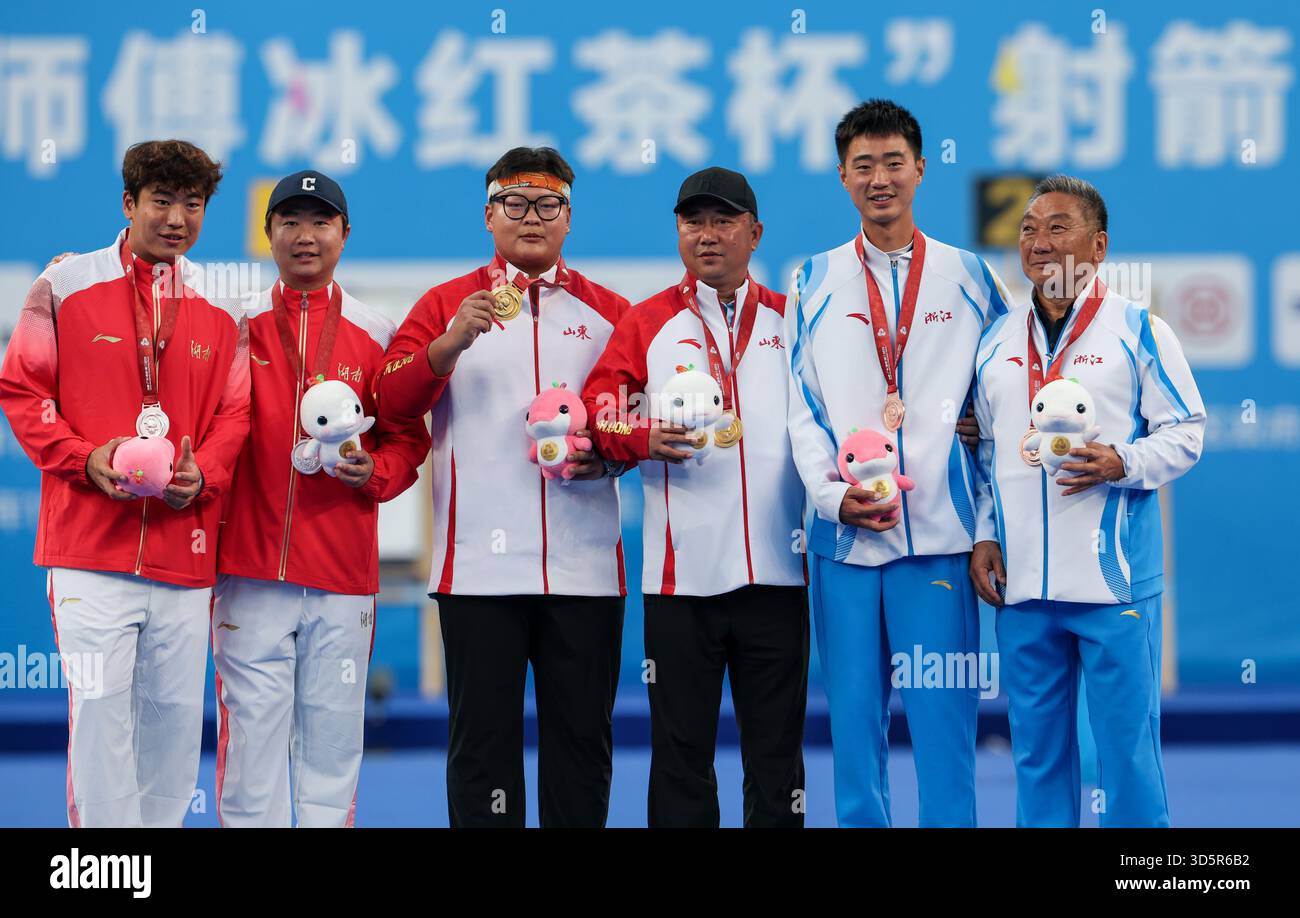 (251117) -- SHENZHEN, Nov. 17, 2025 (Xinhua) -- Gold medalist Li Mengqi ...