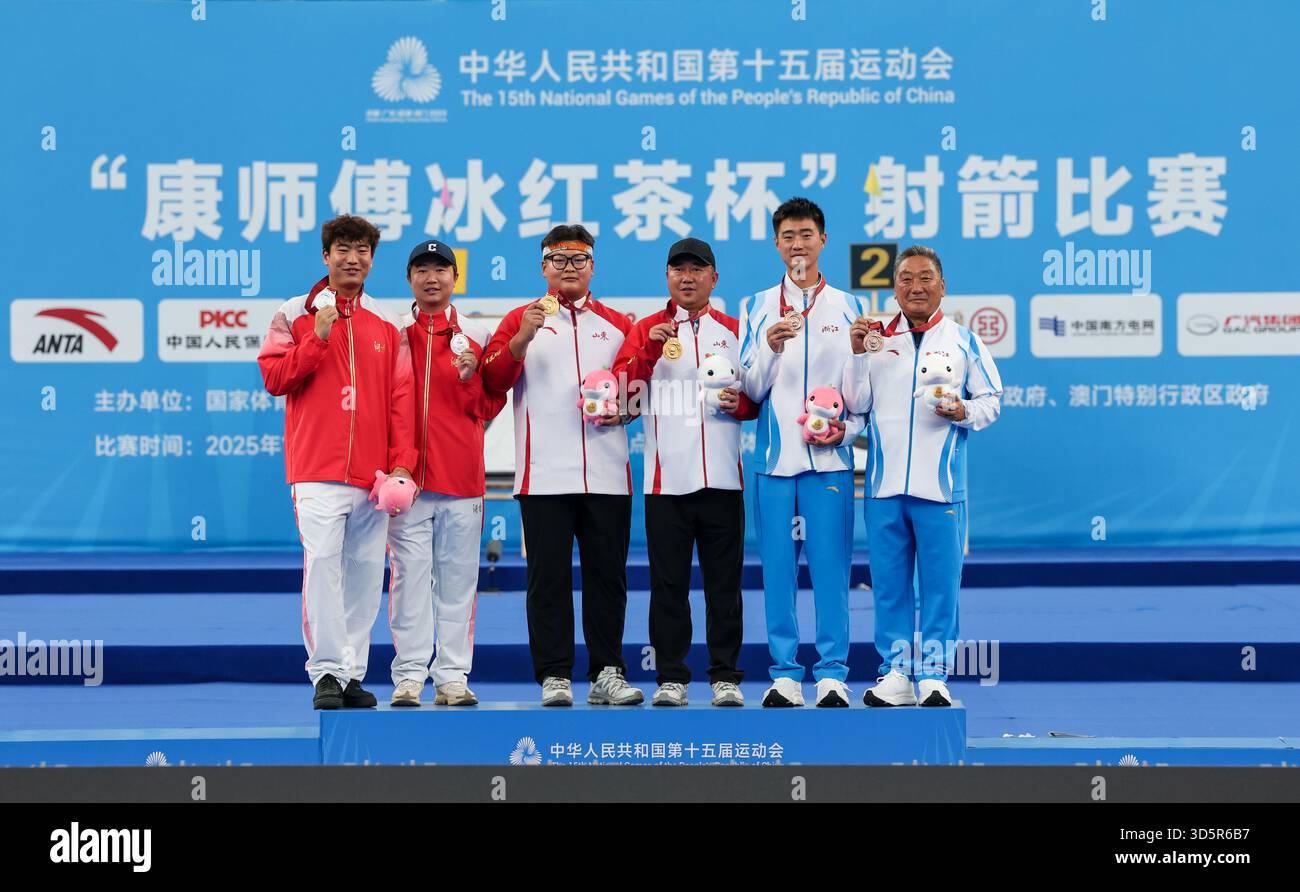 (251117) -- SHENZHEN, Nov. 17, 2025 (Xinhua) -- Gold medalist Li Mengqi ...