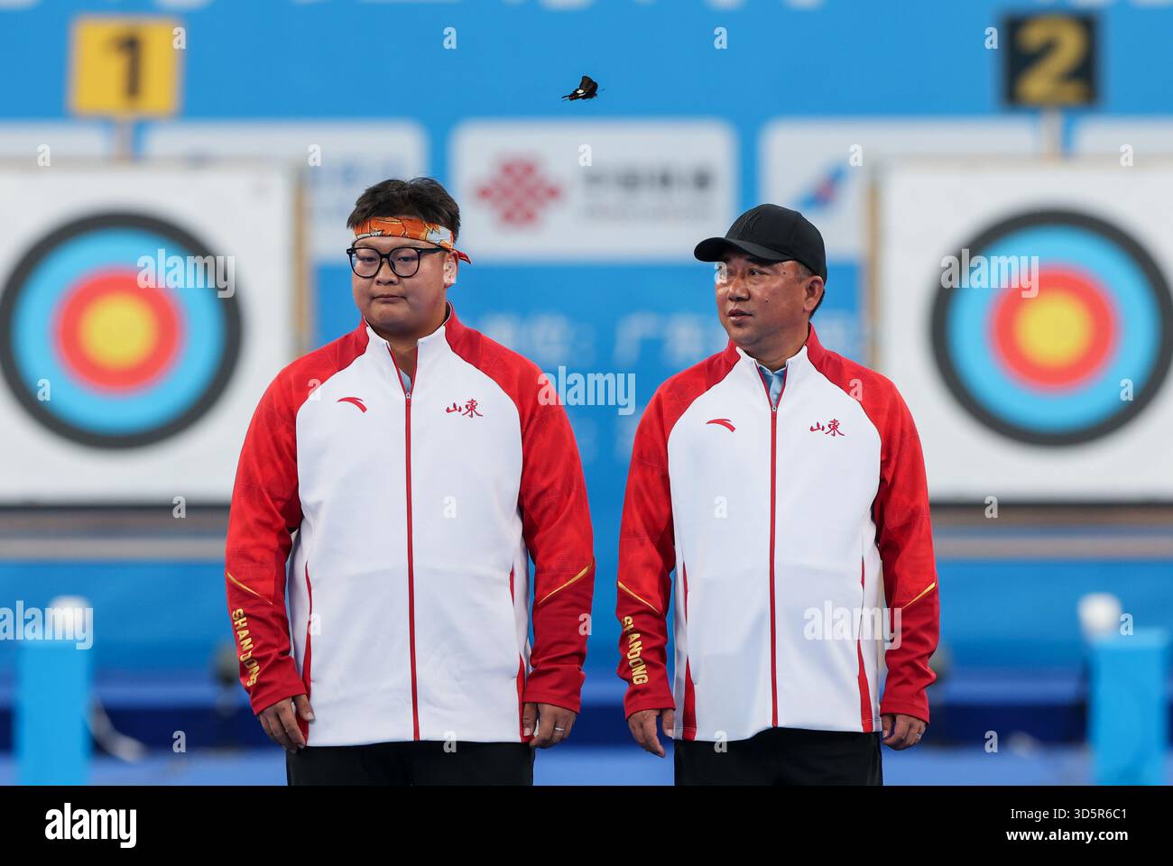 (251117) -- SHENZHEN, Nov. 17, 2025 (Xinhua) -- Gold medalist Li Mengqi ...