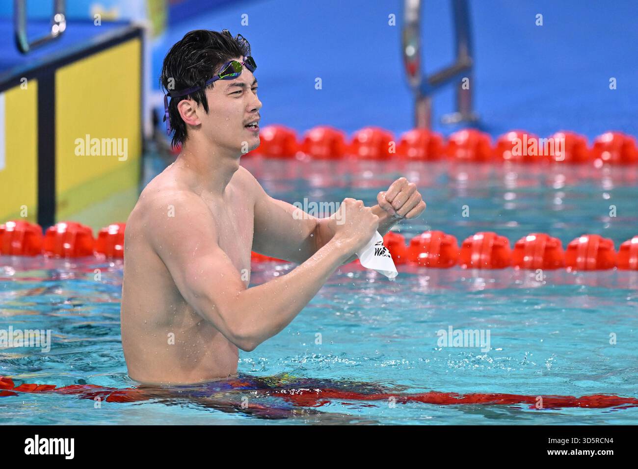(251117) -- SHENZHEN, Nov. 17, 2025 (Xinhua) -- Wang Shun of Zhejiang ...