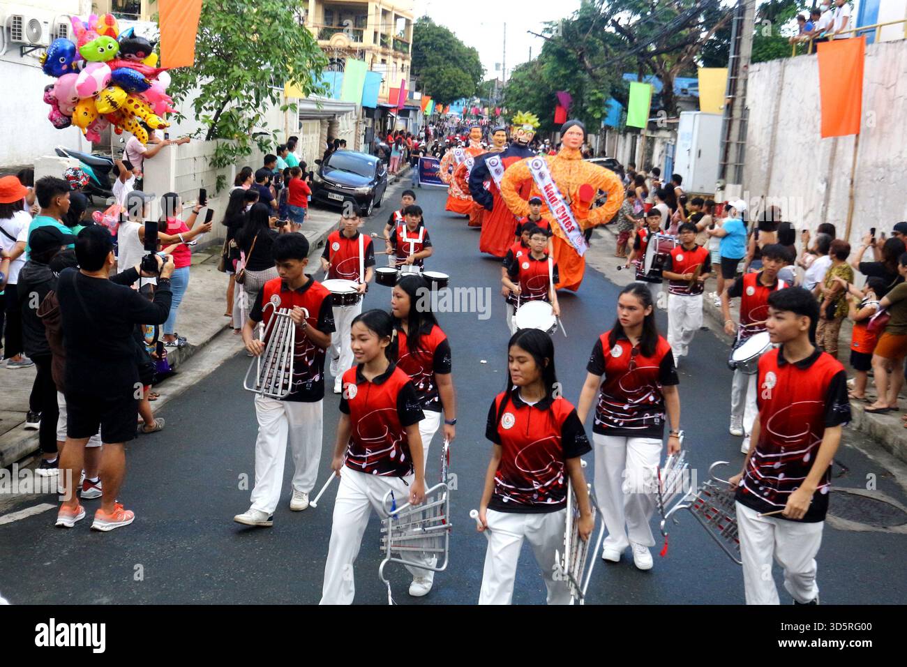 Philippines. 16th Nov, 2025. Higantes effigy walking on the streets ...