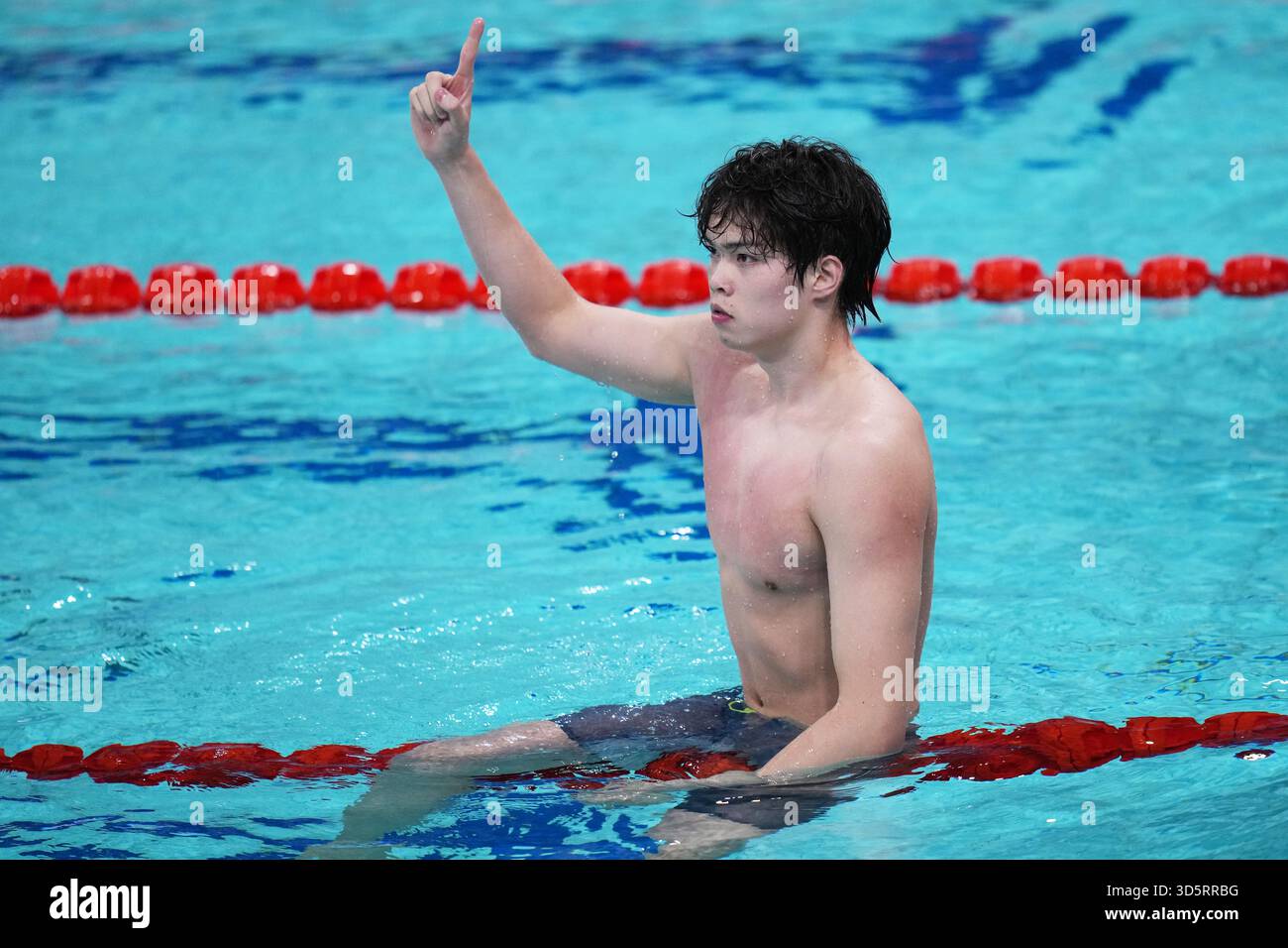 (251117) -- SHENZHEN, Nov. 17, 2025 (Xinhua) -- Xu Haibo of Hubei ...