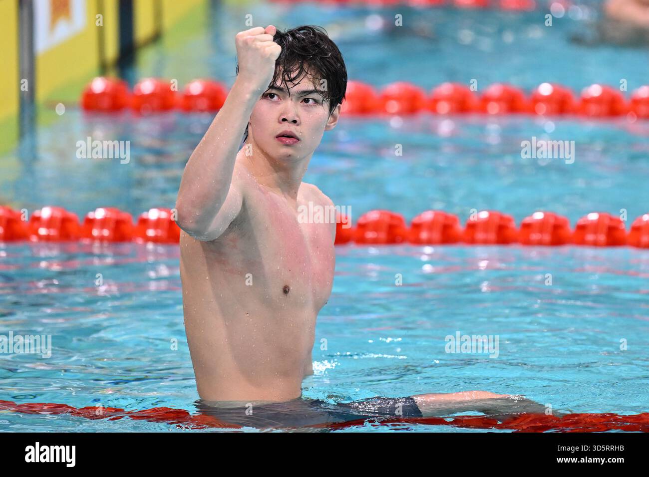 (251117) -- SHENZHEN, Nov. 17, 2025 (Xinhua) -- Xu Haibo of Hubei ...