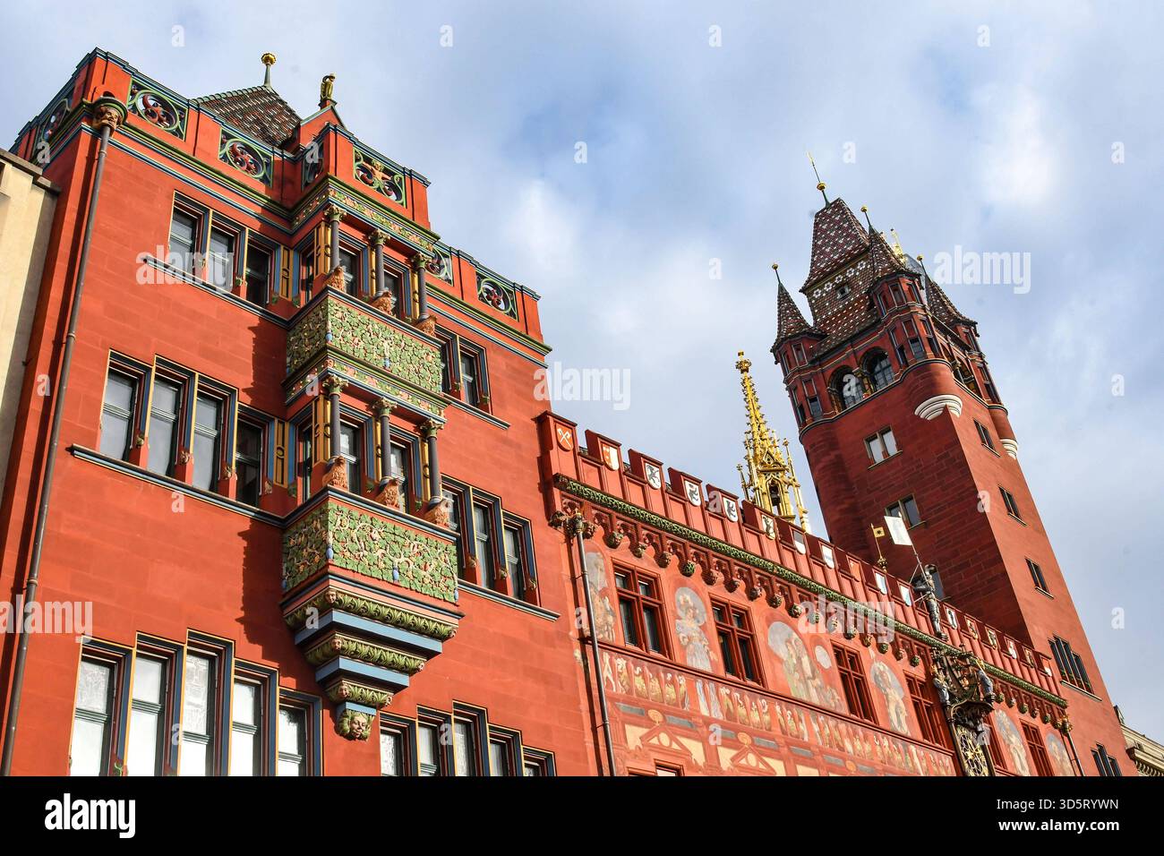 Das historische Rathaus am Marktplatz in Basel. *** The historic town ...