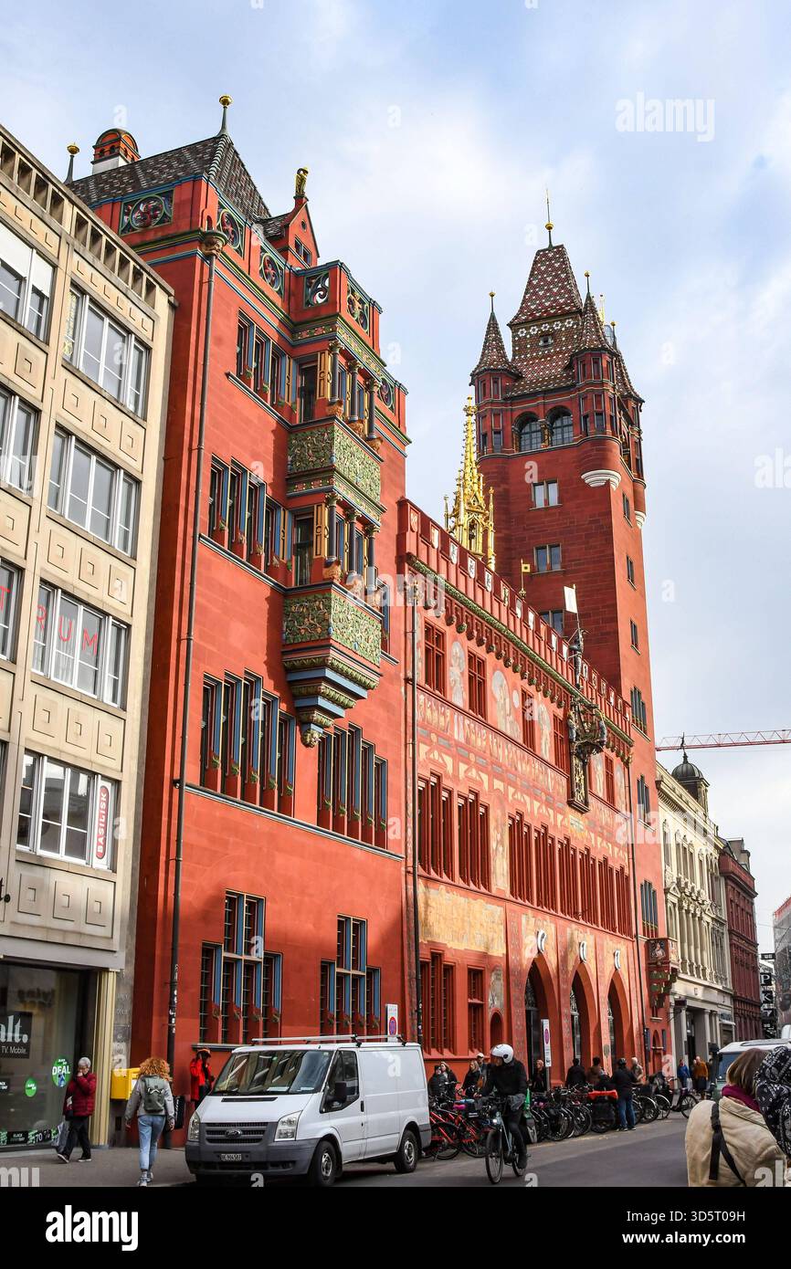 Basel Square Das historische Rathaus am Marktplatz in Basel . *** The historic town ...