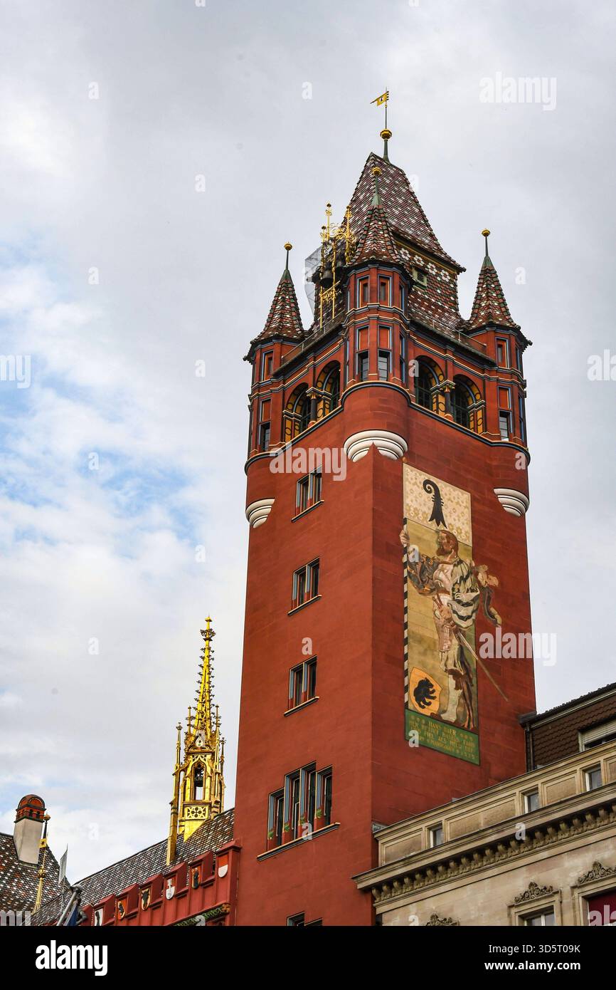 Das historische Rathaus am Marktplatz in Basel. *** The historic town ...