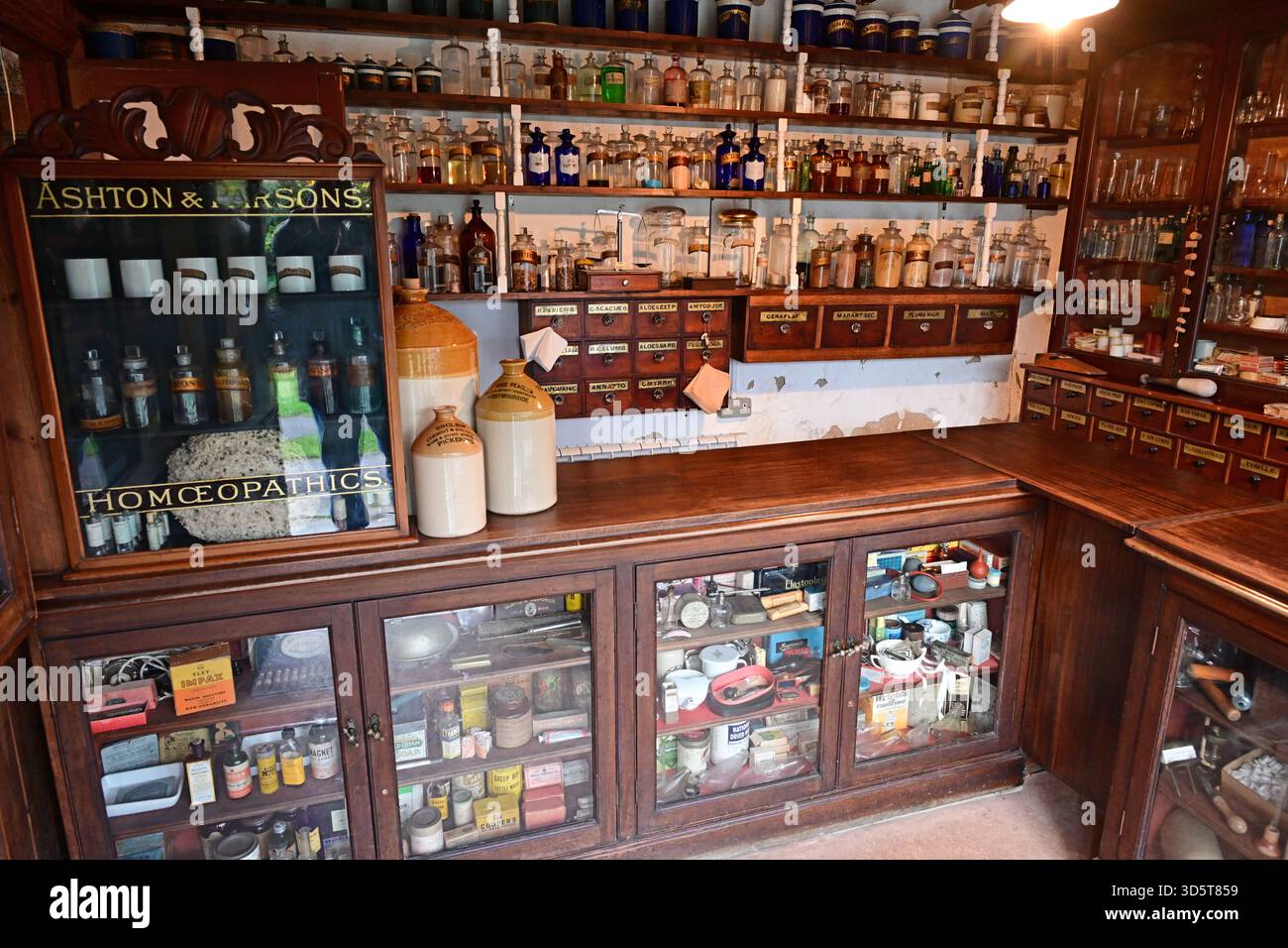 Old chemist shop interior hi-res stock photography and images - Alamy