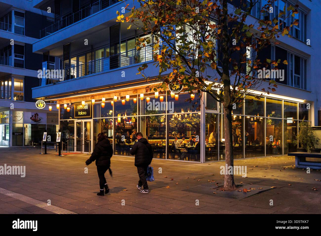 Raphael's Restaurant on the waterfront promenade of Phoenix Lake, Dortmund, North Rhine-Westphalia, Germany. Restaurant Raphael's an der Kaipromenade Stock Photo