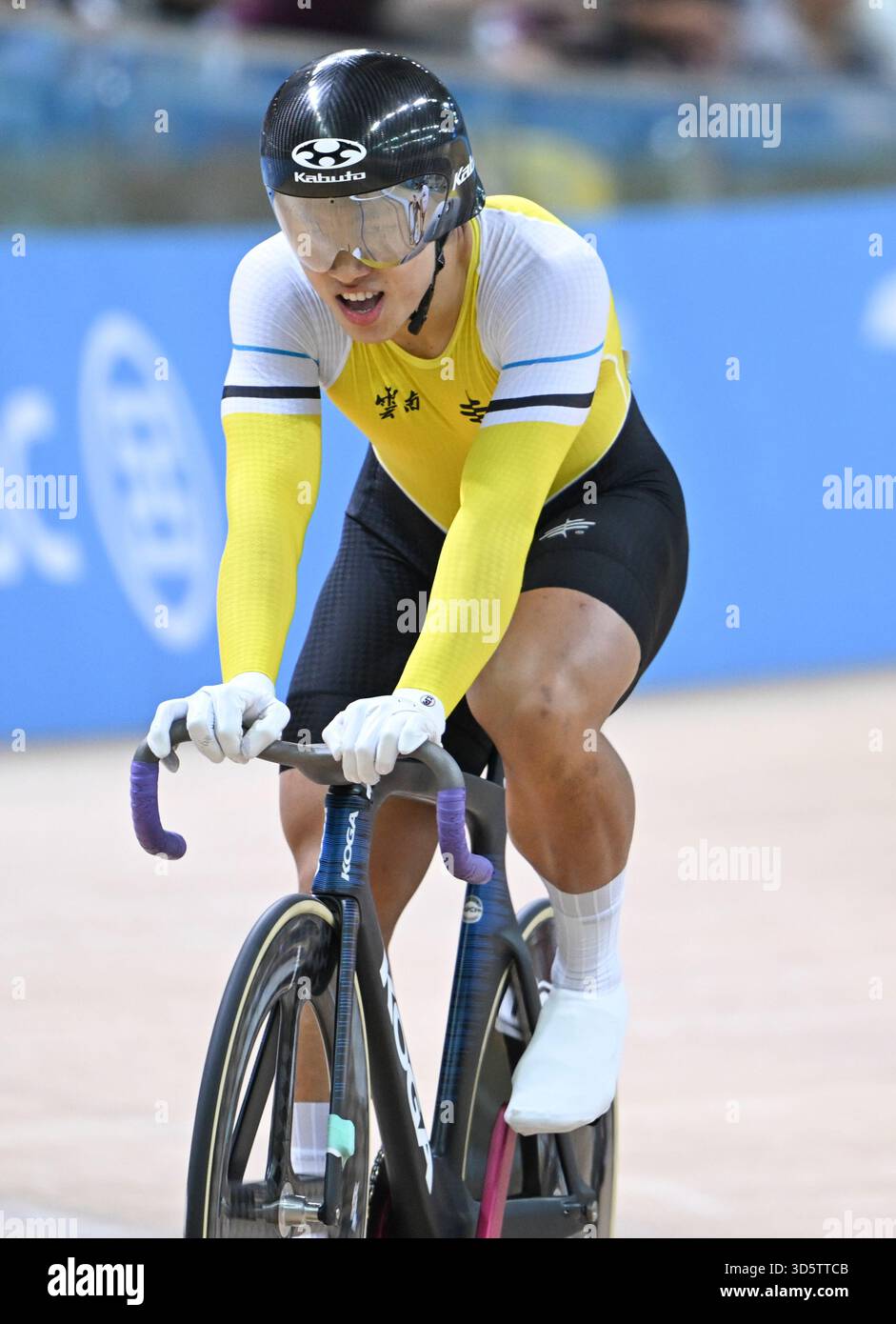(251117) -- HONG KONG, Nov. 17, 2025 (Xinhua) -- Xie Han of Yunnan ...