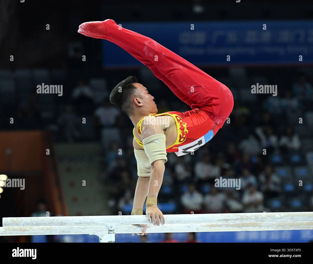 (251117) -- ZHAOQING, Nov. 17, 2025 (Xinhua) -- Xiao Ruoteng of Beijing ...