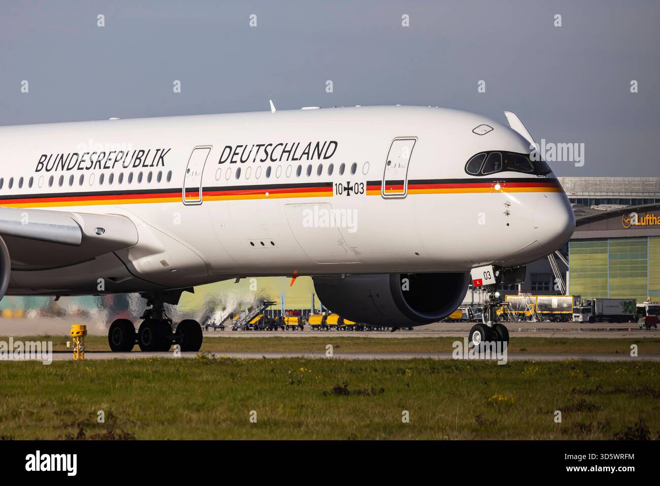 Flughafen Stuttgart. Flugzeug bei der Landung. Luftfahrzeugkennzeichen ...
