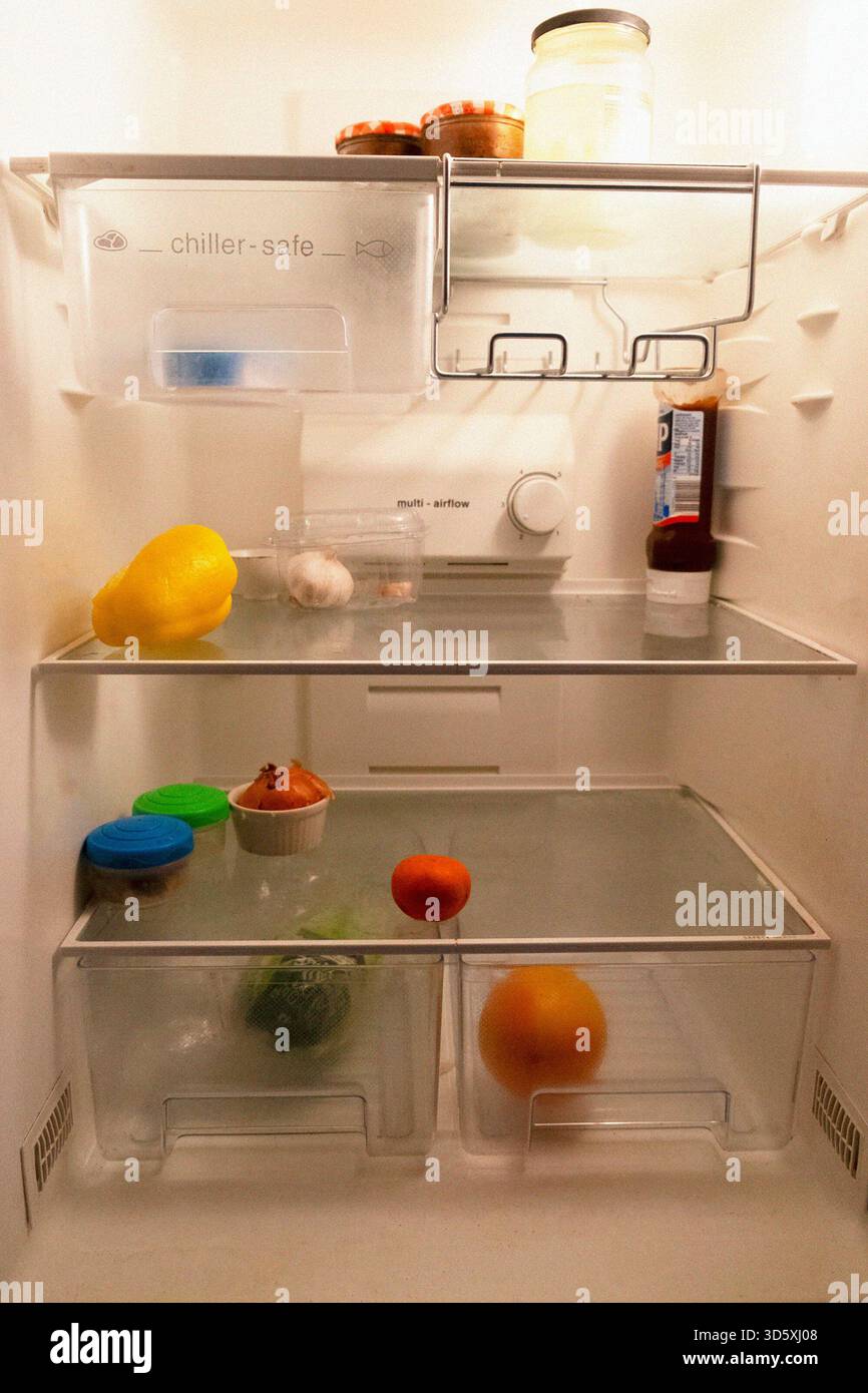 Empty fridge uk poverty hi-res stock photography and images - Alamy, image size:866x1390