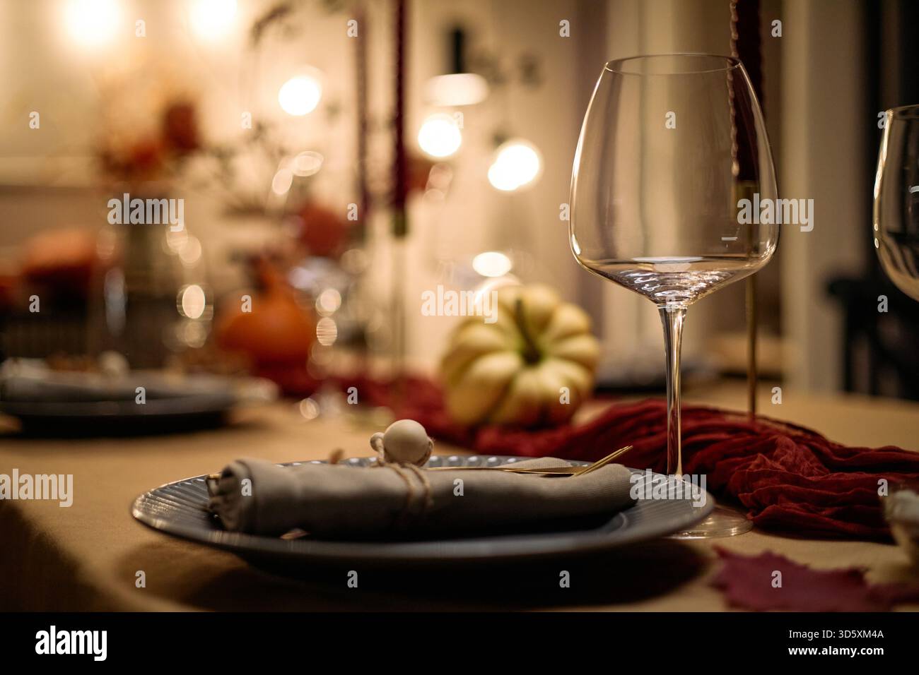 Wine glass table cloth hi-res stock photography and images - Alamy