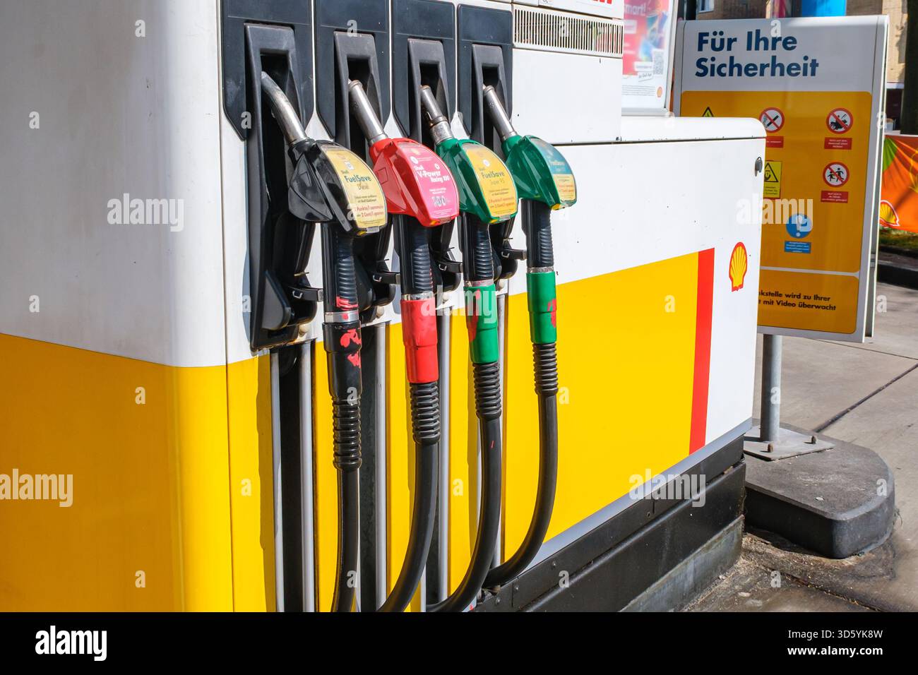 shell garage tobacco prices Shell gasoline prices hi-res stock photography and images - Page 3