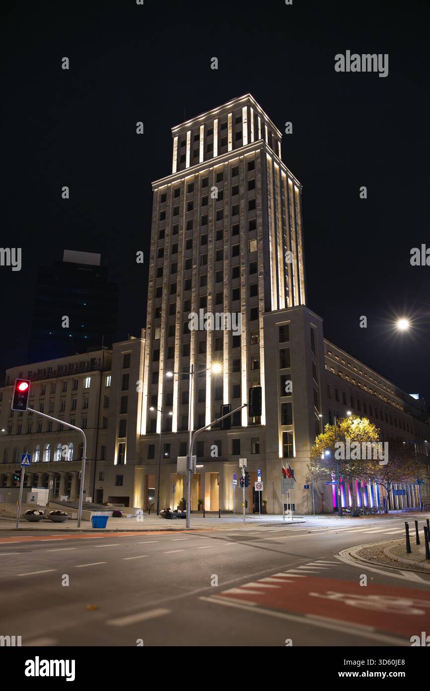 Nighttime city street scene hi-res stock photography and images - Alamy