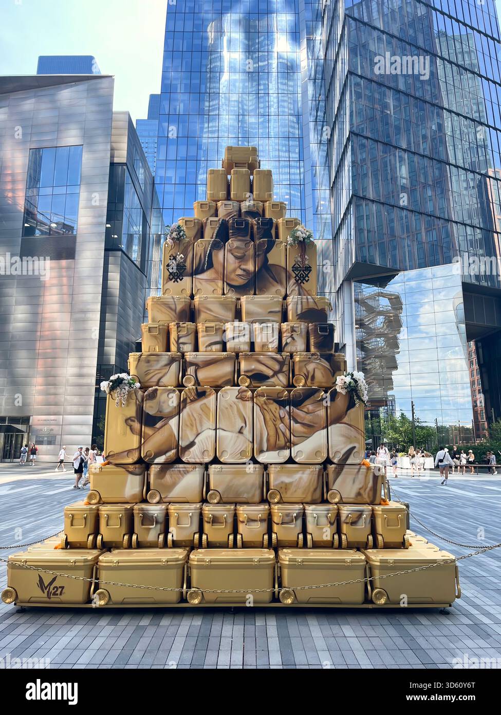 Elevar la Cultura golden art sculpture installation by Victor Marka27 Quiñonez inspired by the beauty and resilience of immigrant street vendors. - Smartphone Captured Stock Image