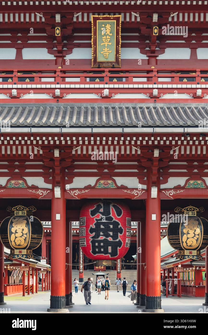 the-historic-senso-ji-temple-in-tokyo-s-asakusa-district-captures-the