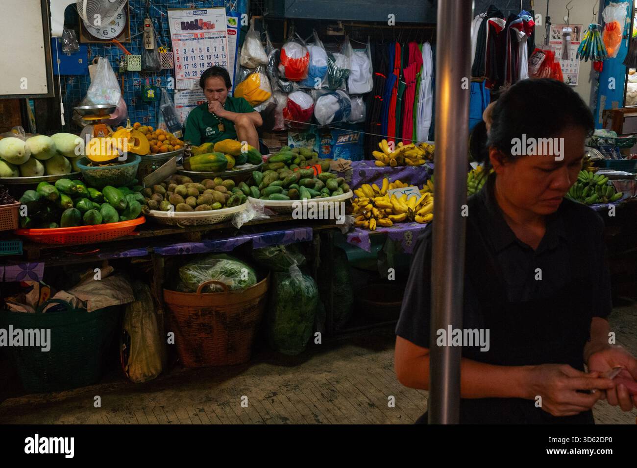 Vendors seen at their stalls at Bang Kapi Fresh Market Stock Photo - Alamy