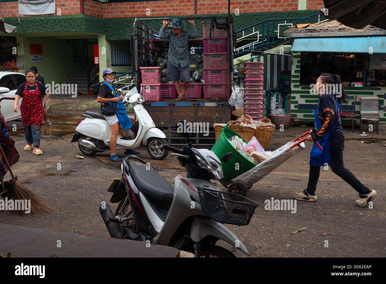 Vendors seen at Bang Kapi Fresh Market. (Photo by Patrick Chengzhi Wang ...