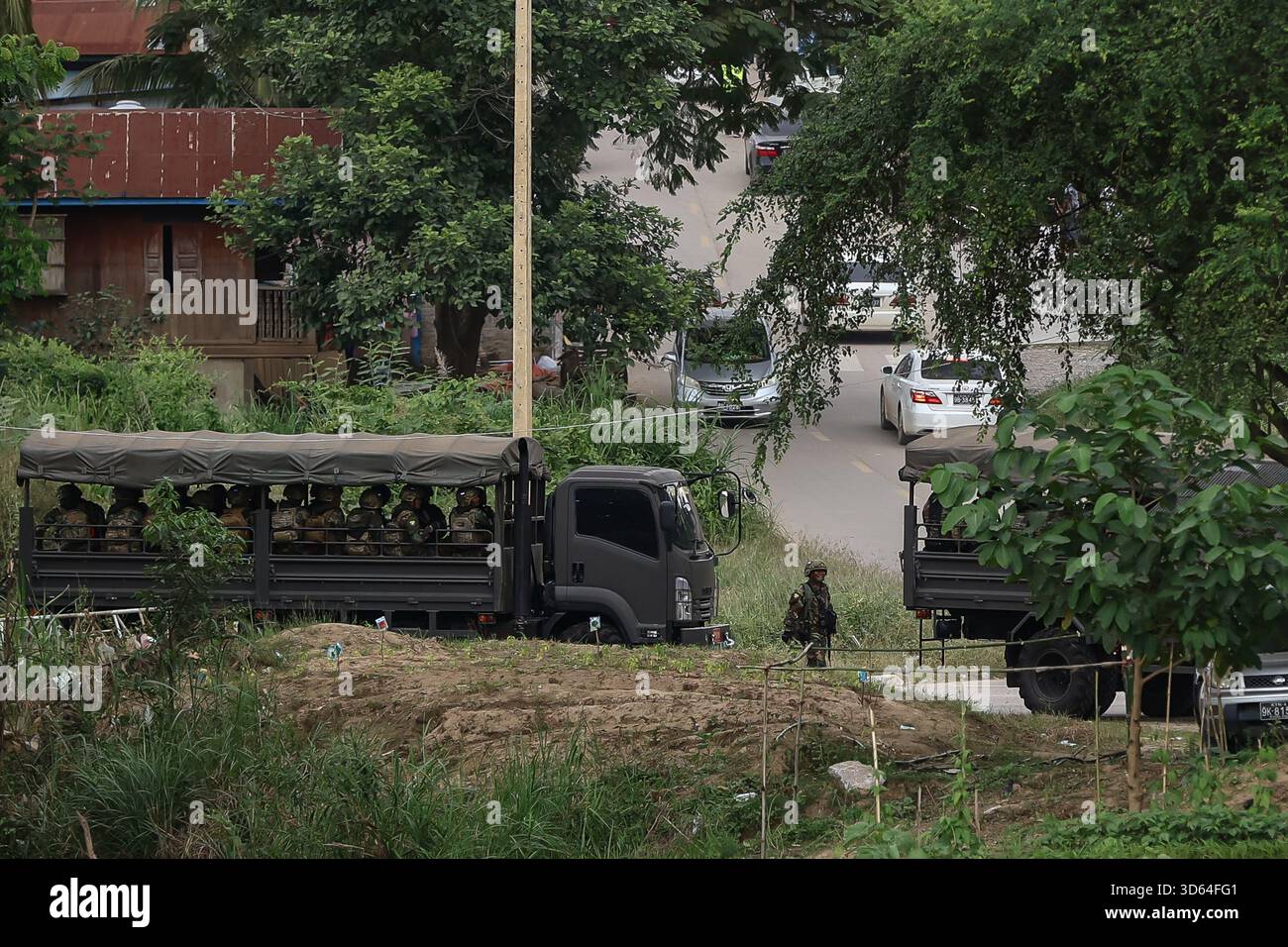 Mae Sot, Tak, Thailand. 18th Nov, 2025. Troops from the Border Guard Force (BGF) entered Shwe Kokko in Myawaddy District, Myanmar, to conduct operations aimed at suppressing and apprehending Scam City syndicates on 18 November 2025. (Credit Image: © Nattaphon Phanphongsanon/ZUMA Press Wire) EDITORIAL USAGE ONLY! Not for Commercial USAGE! Stock Photo