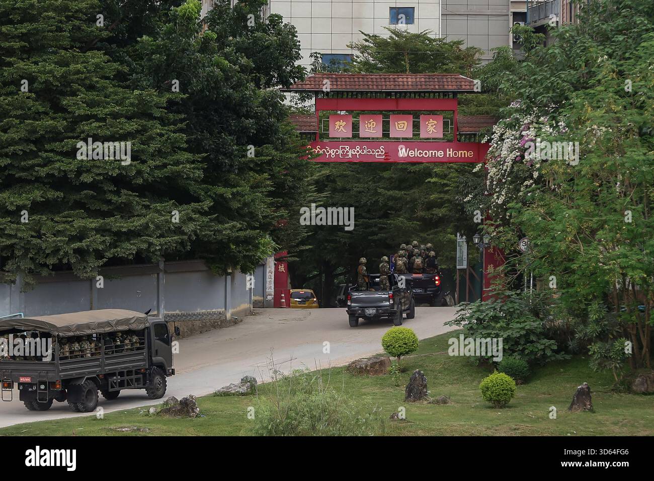 Mae Sot, Tak, Thailand. 18th Nov, 2025. Troops from the Border Guard Force (BGF) entered Shwe Kokko in Myawaddy District, Myanmar, to conduct operations aimed at suppressing and apprehending Scam City syndicates on 18 November 2025. (Credit Image: © Nattaphon Phanphongsanon/ZUMA Press Wire) EDITORIAL USAGE ONLY! Not for Commercial USAGE! Stock Photo