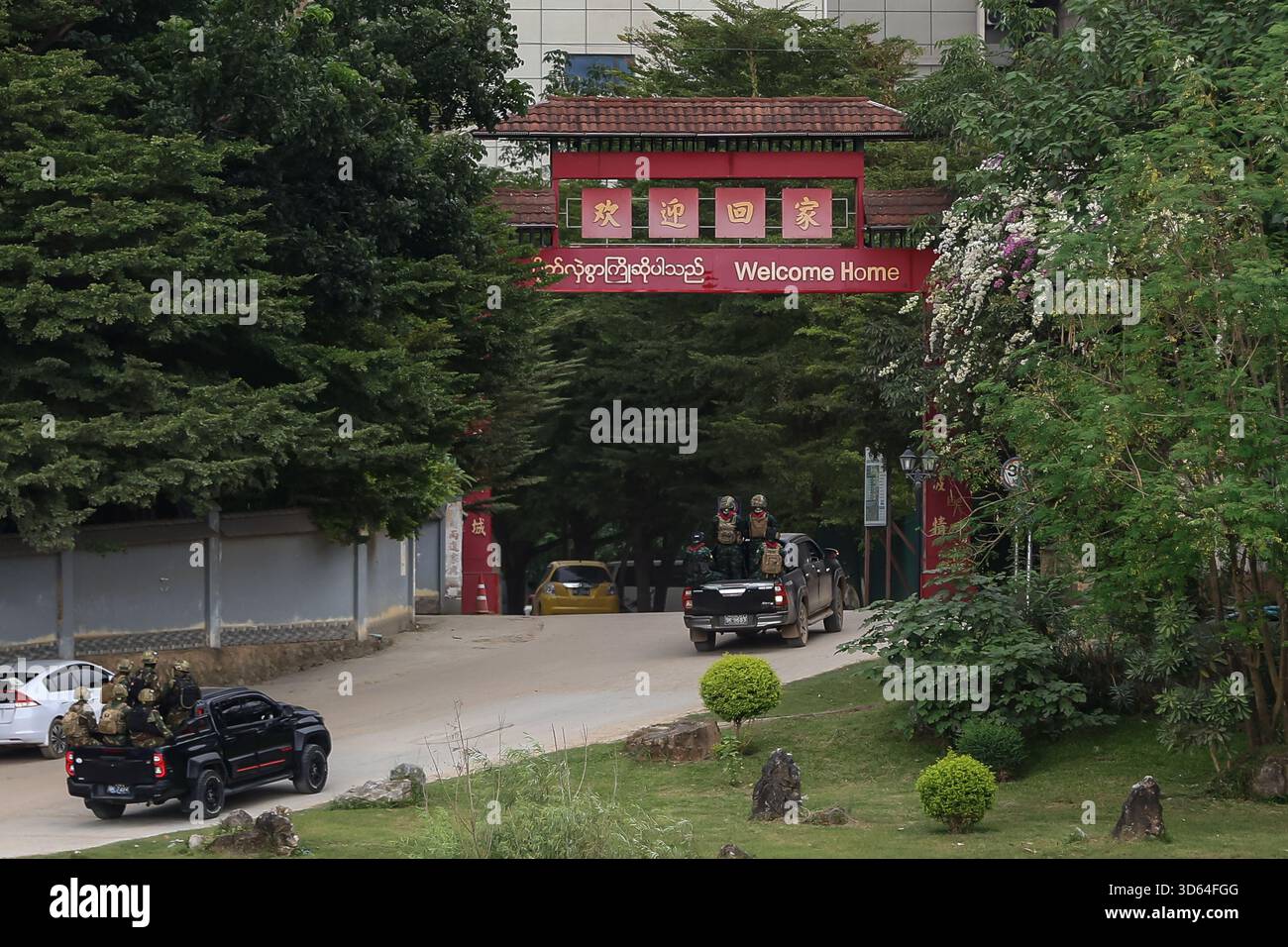 Mae Sot, Tak, Thailand. 18th Nov, 2025. Troops from the Border Guard Force (BGF) entered Shwe Kokko in Myawaddy District, Myanmar, to conduct operations aimed at suppressing and apprehending Scam City syndicates on 18 November 2025. (Credit Image: © Nattaphon Phanphongsanon/ZUMA Press Wire) EDITORIAL USAGE ONLY! Not for Commercial USAGE! Stock Photo
