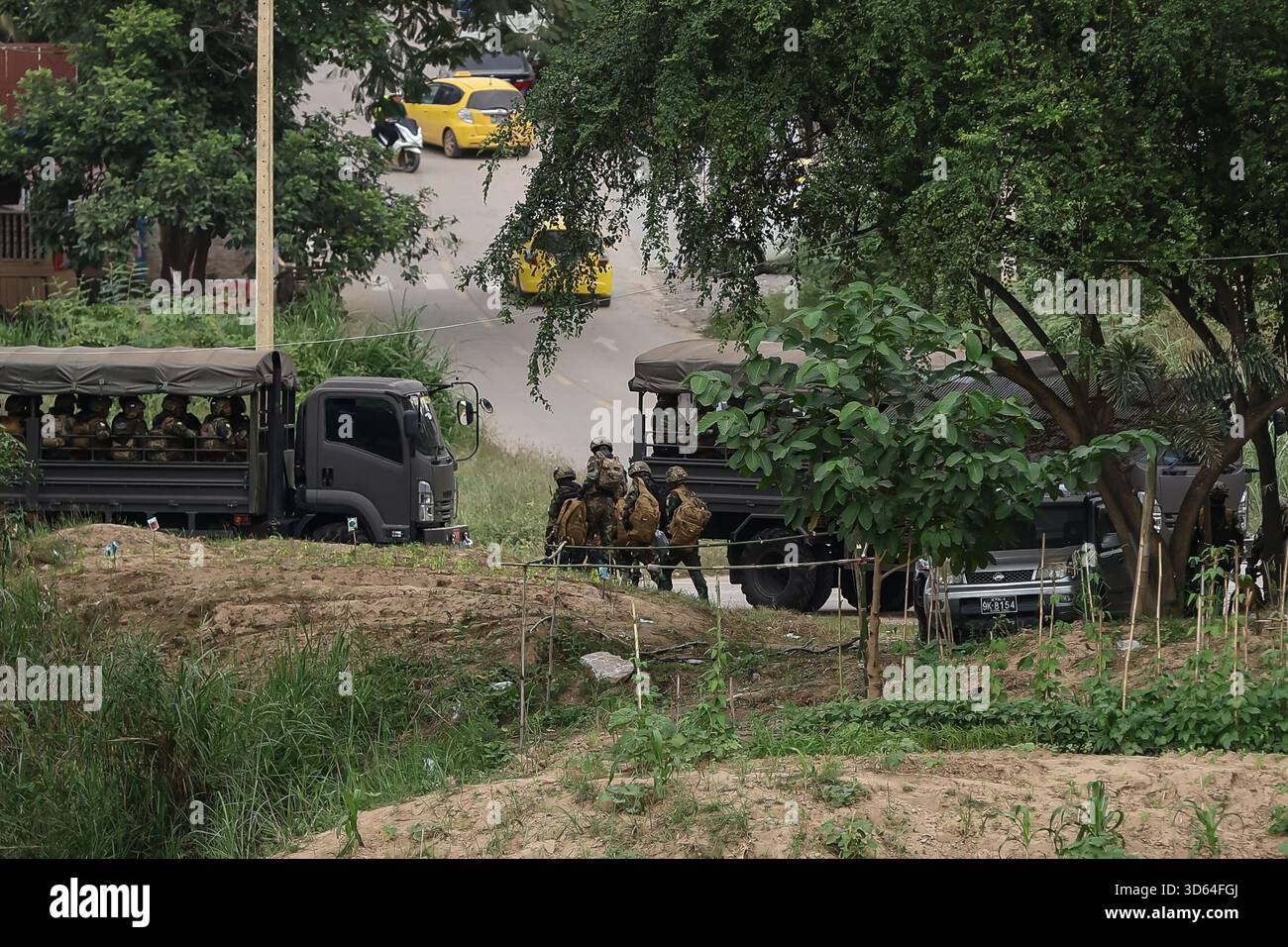 Mae Sot, Tak, Thailand. 18th Nov, 2025. Troops from the Border Guard Force (BGF) entered Shwe Kokko in Myawaddy District, Myanmar, to conduct operations aimed at suppressing and apprehending Scam City syndicates on 18 November 2025. (Credit Image: © Nattaphon Phanphongsanon/ZUMA Press Wire) EDITORIAL USAGE ONLY! Not for Commercial USAGE! Stock Photo