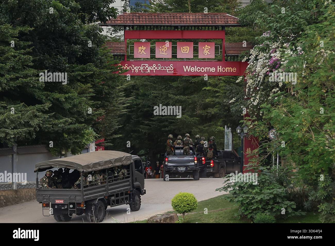 Mae Sot, Tak, Thailand. 18th Nov, 2025. Troops from the Border Guard Force (BGF) entered Shwe Kokko in Myawaddy District, Myanmar, to conduct operations aimed at suppressing and apprehending Scam City syndicates on 18 November 2025. (Credit Image: © Nattaphon Phanphongsanon/ZUMA Press Wire) EDITORIAL USAGE ONLY! Not for Commercial USAGE! Stock Photo