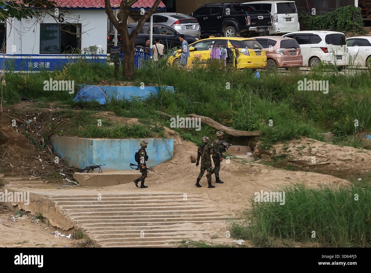 Mae Sot, Tak, Thailand. 18th Nov, 2025. Troops from the Border Guard Force (BGF) entered Shwe Kokko in Myawaddy District, Myanmar, to conduct operations aimed at suppressing and apprehending Scam City syndicates on 18 November 2025. (Credit Image: © Nattaphon Phanphongsanon/ZUMA Press Wire) EDITORIAL USAGE ONLY! Not for Commercial USAGE! Stock Photo