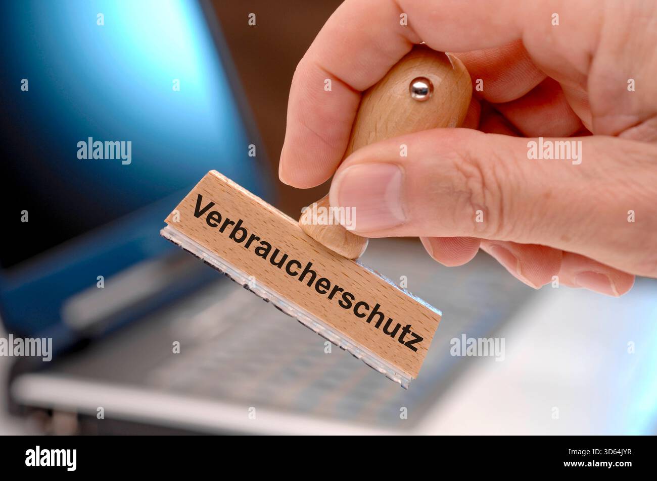 Verbraucherschutz Ein Holzstempel ist beschriftet mit dem Aufdruck Verbraucherschutz als Symbolbild für vielfältigen Schutz und Wahrung der Rechte des Stock Photo