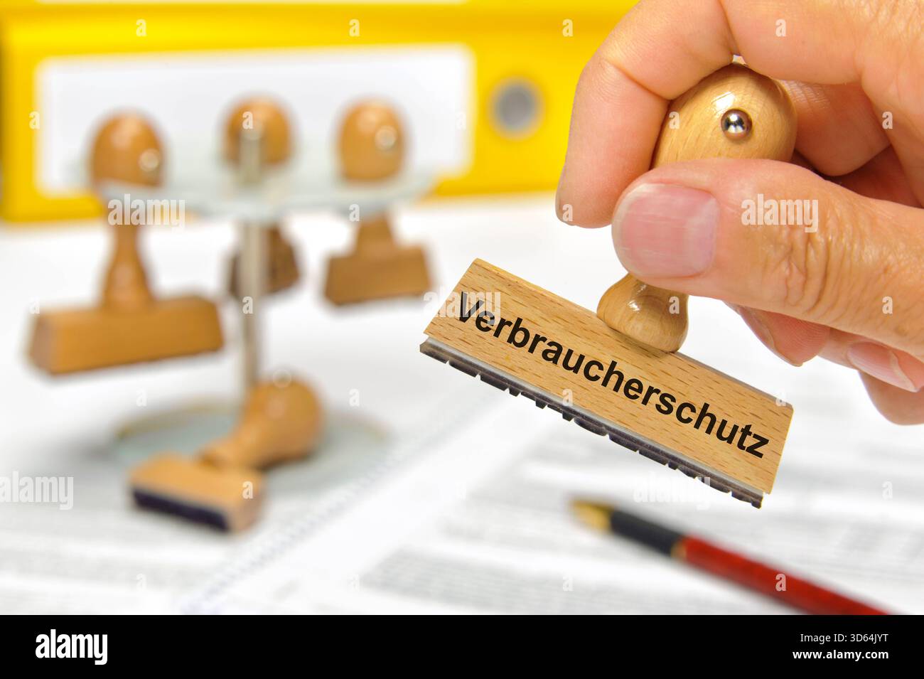 Verbraucherschutz Ein Holzstempel ist beschriftet mit dem Aufdruck Verbraucherschutz als Symbolbild für vielfältigen Schutz und Wahrung der Rechte des Stock Photo