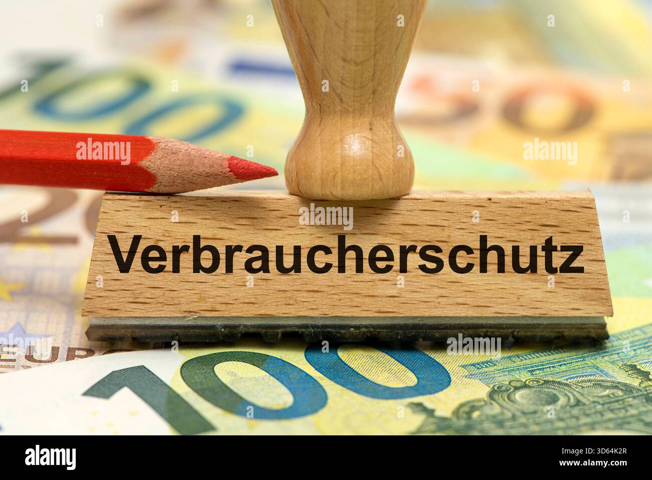 Verbraucherschutz Ein Holzstempel ist beschriftet mit dem Aufdruck Verbraucherschutz als Symbolbild für vielfältigen Schutz und Wahrung der Rechte des Stock Photo