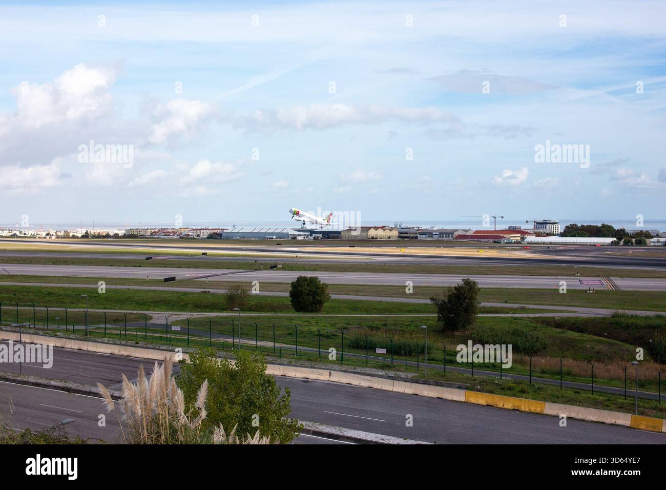 Plane arriving at gate hi-res stock photography and images - Alamy