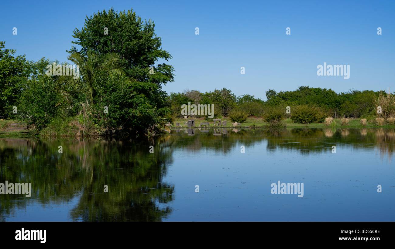 Peaceful lake scene lush greenery hi-res stock photography and images ...