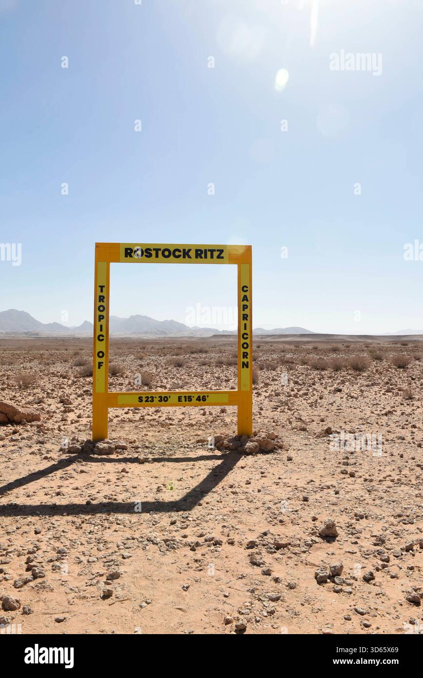 Ein großes Hinweisschild mit der Aufschrift Rostock Ritz / Tropic of ...