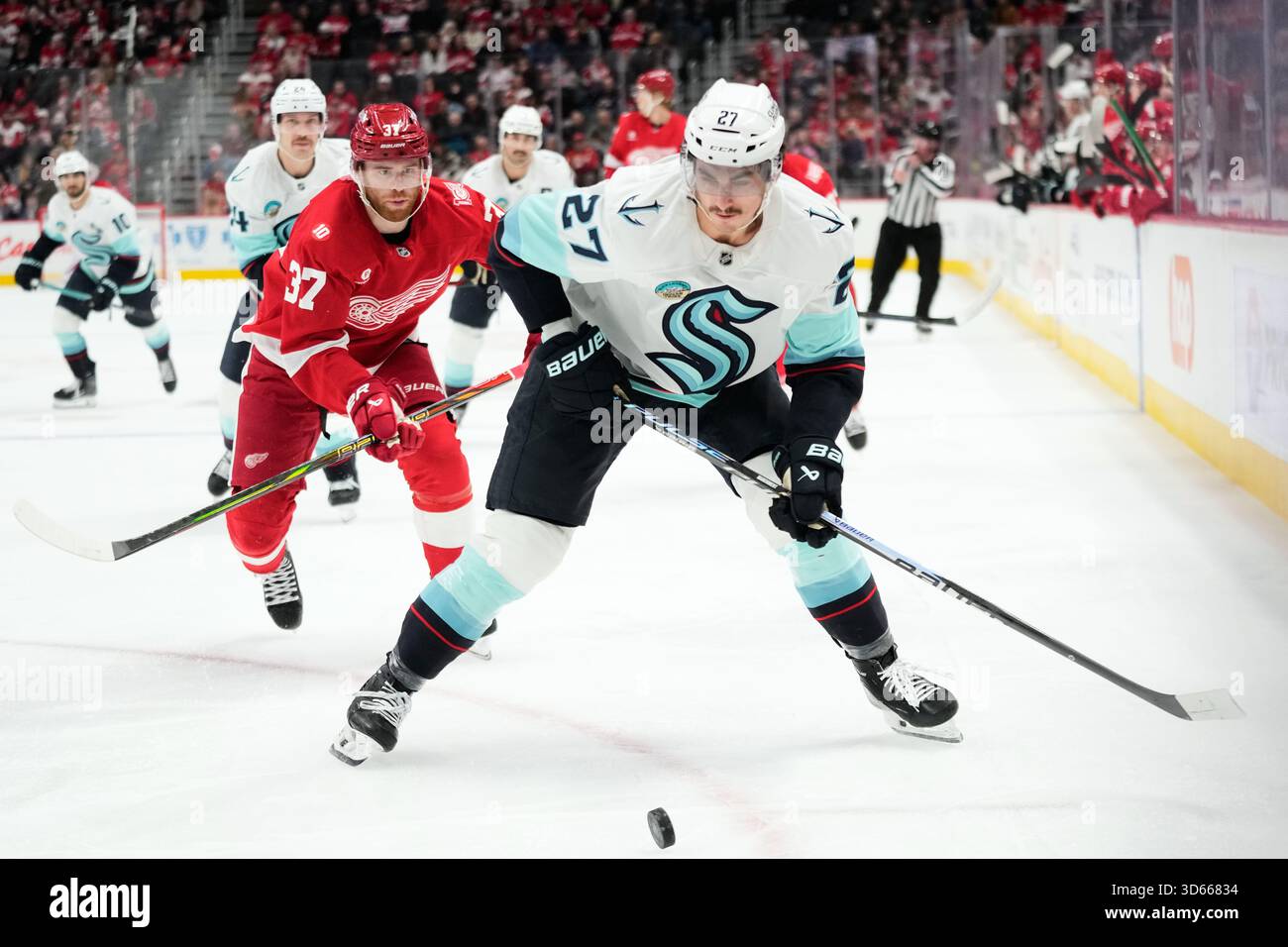 Seattle Kraken left wing Mason Marchment, right, and Detroit Red Wings ...