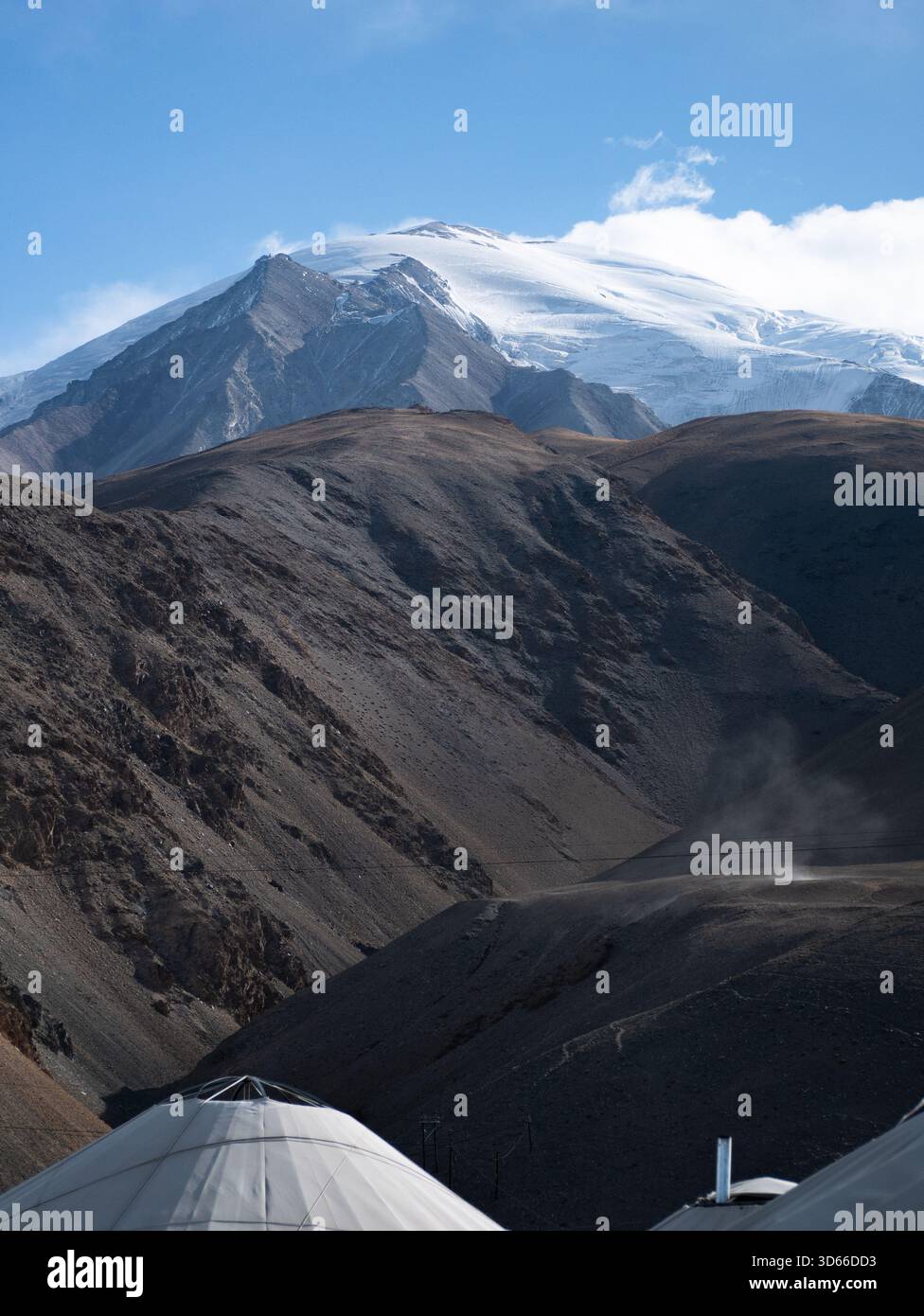 Towering snow capped mountains hi-res stock photography and images - Alamy