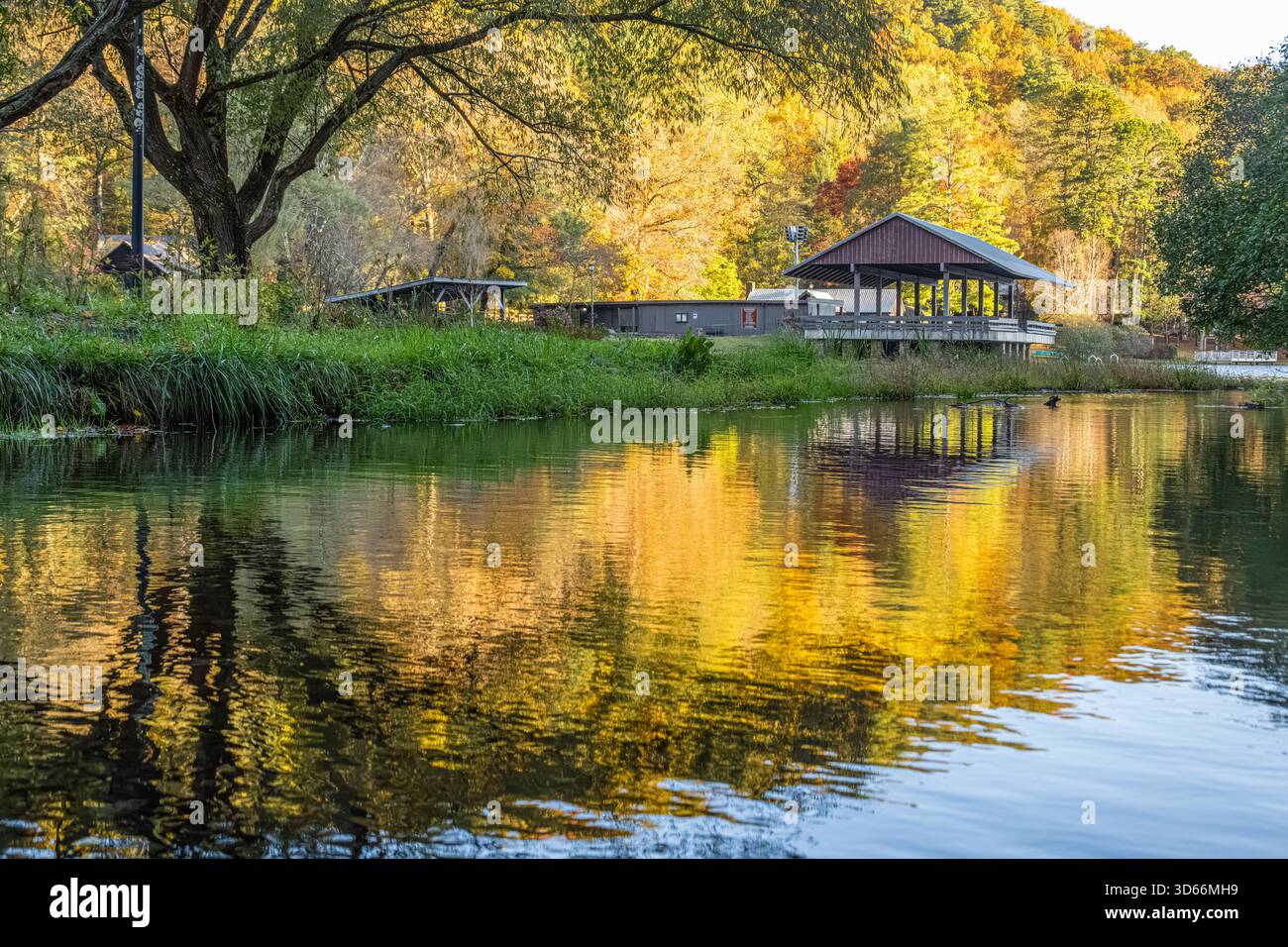 Autumn morning on Lake Trahlyta at Vogel State Park in the North Georgia Mountains near Blairsville. (USA) Stock Photo