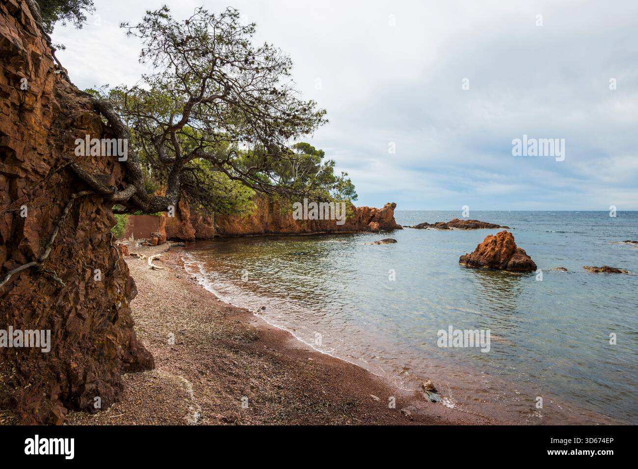 scenic-beach-and-red-rocks-calanque-des-anglais-saint-rapha-l-massif