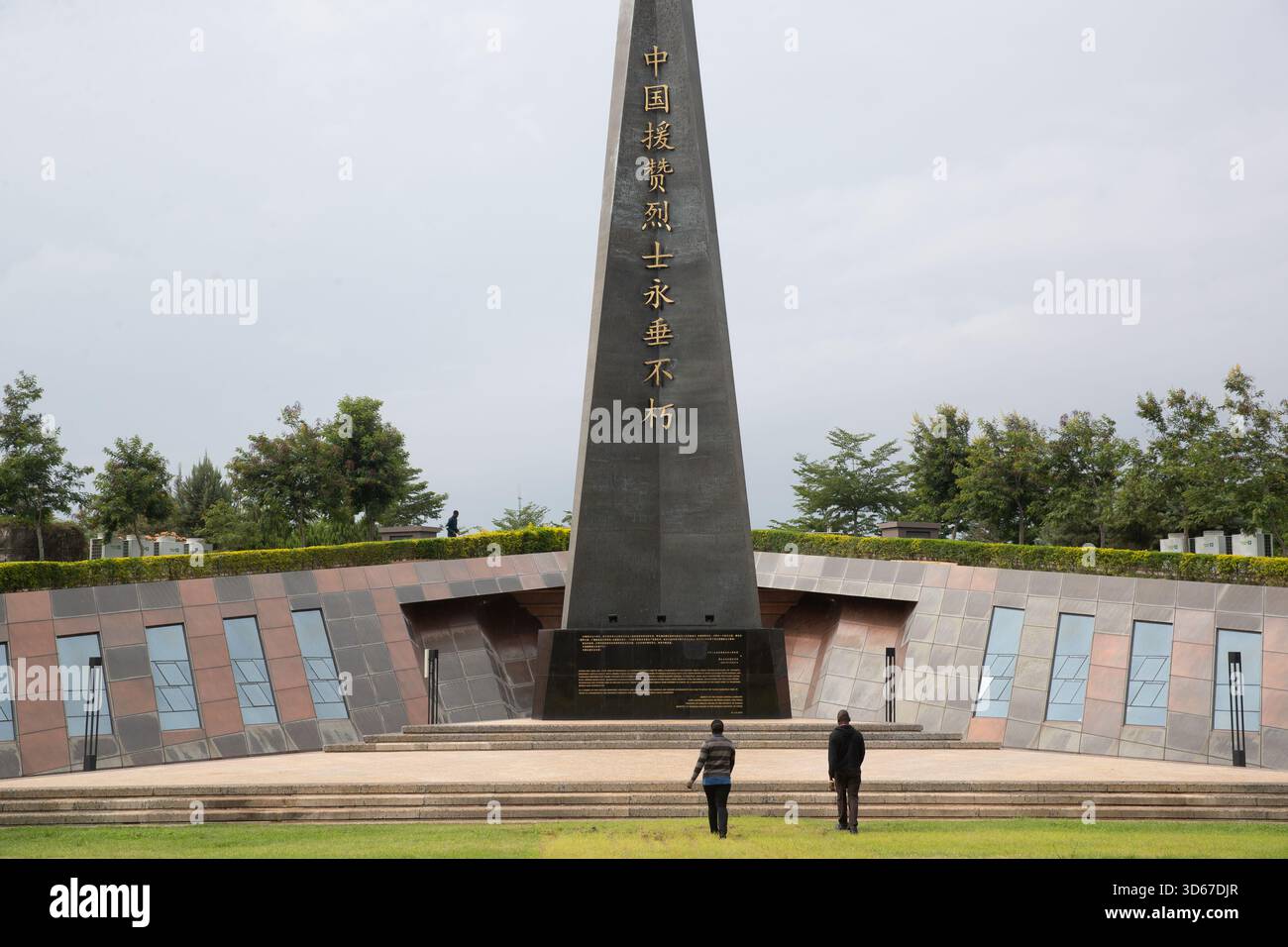 251119) -- LUSAKA, Nov. 19, 2025 (Xinhua) -- Locals pay tribute at