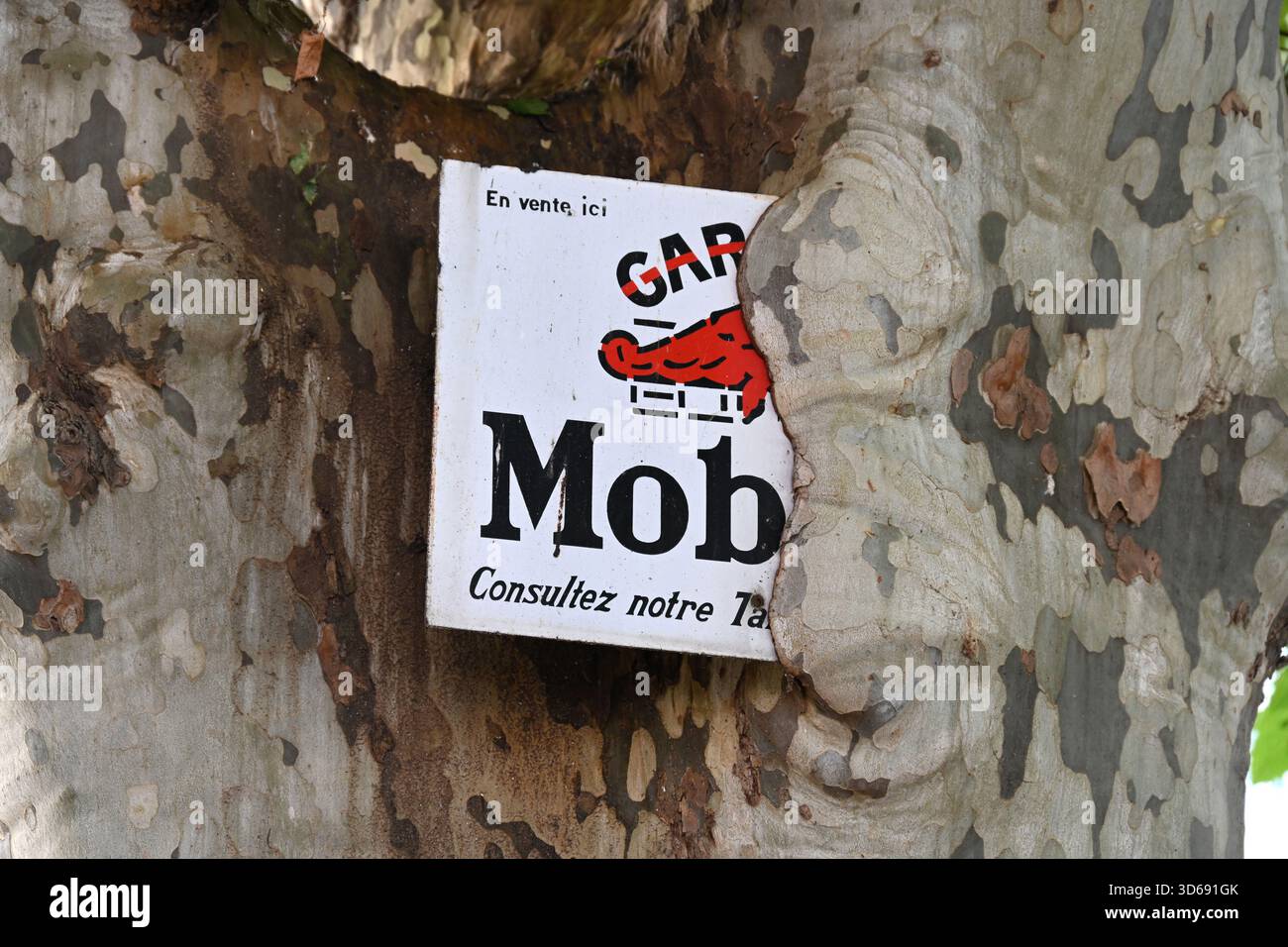 Mobil oil sign hi-res stock photography and images - Alamy