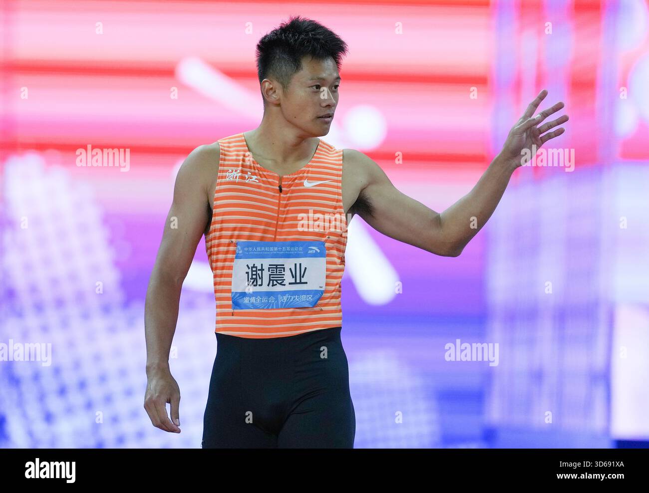 (251119) -- GUANGZHOU, Nov. 19, 2025 (Xinhua) -- Xie Zhenye of Zhejiang ...