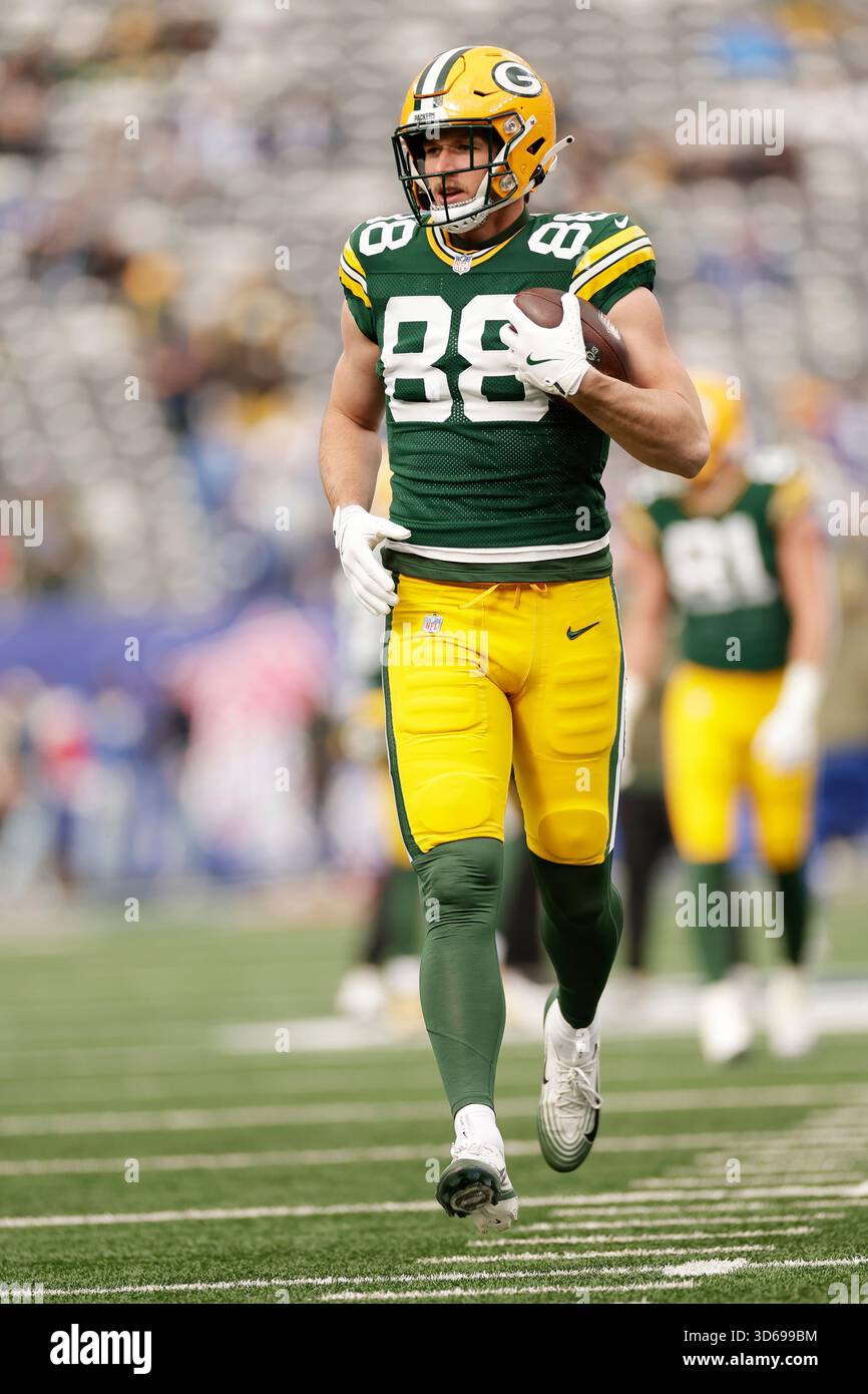 Green Bay Packers tight end Luke Musgrave (88) warms up before an NFL ...