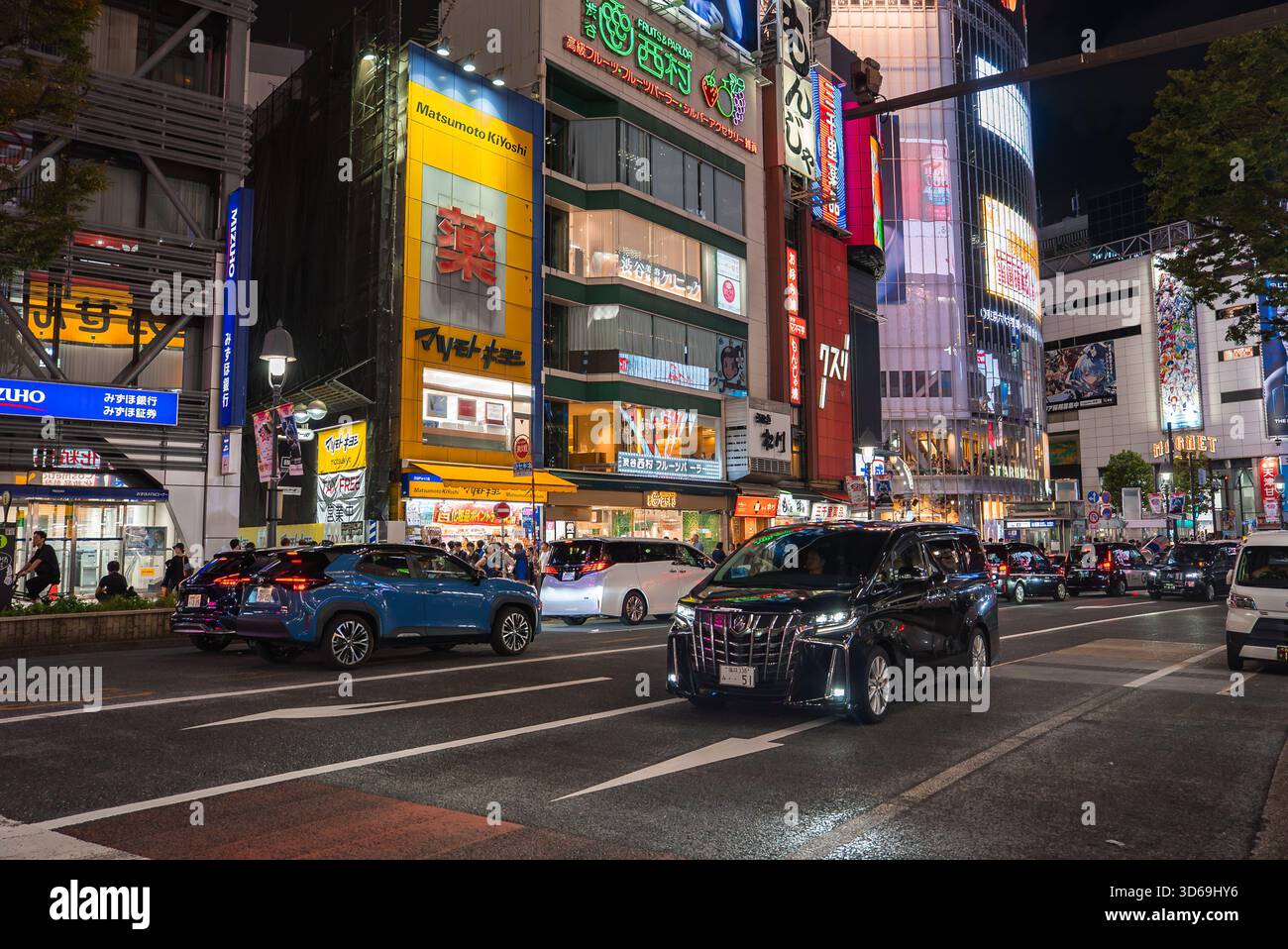 Tokyo nightlife neon billboards hi-res stock photography and images - Alamy