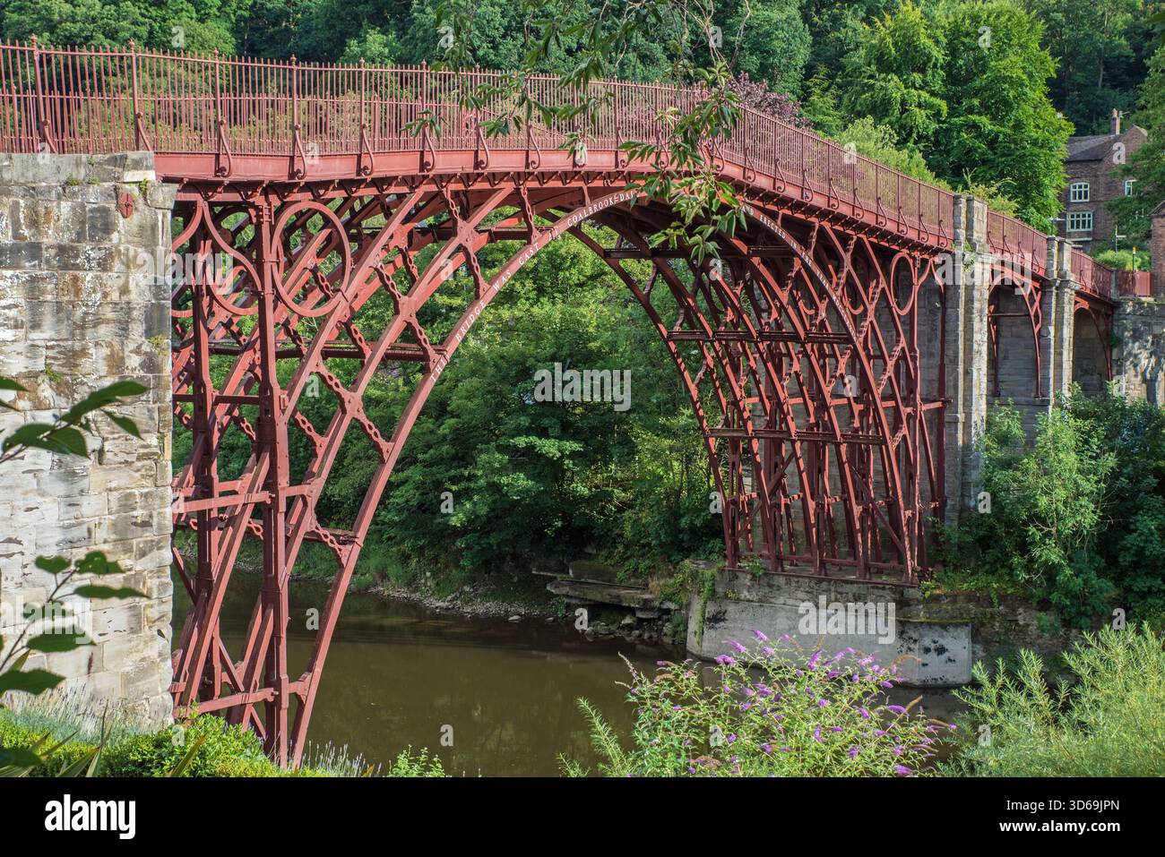 The cast iron bridge opened in 1781 to cross the River Severn, Ironbridge, Shropshire Stock Photo