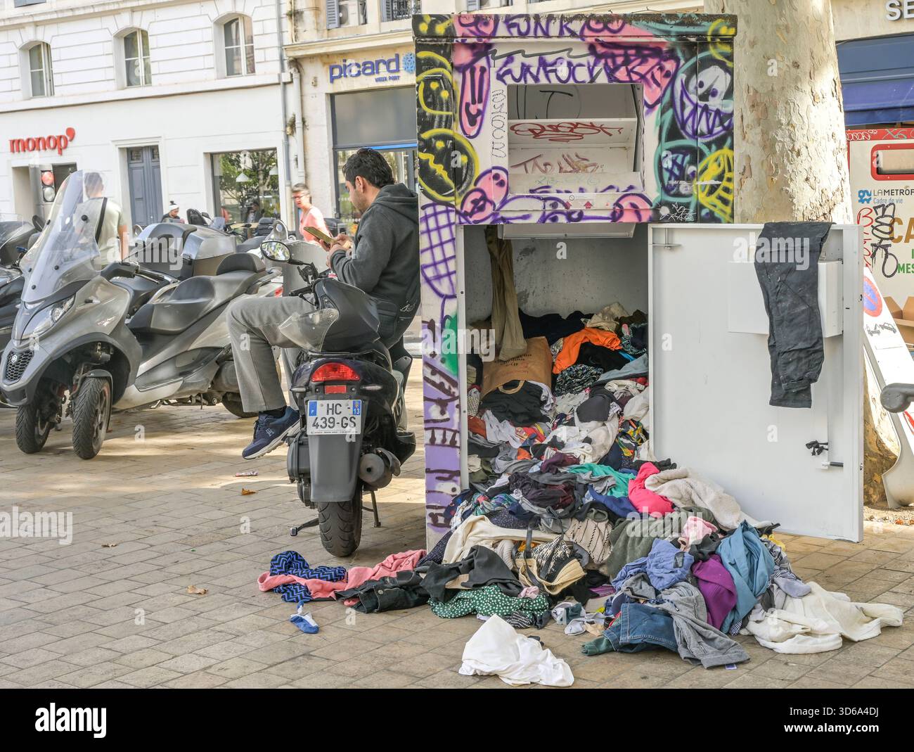 Altkleider-Container, Altstadt, Marseille, Frankreich *** Used clothing ...