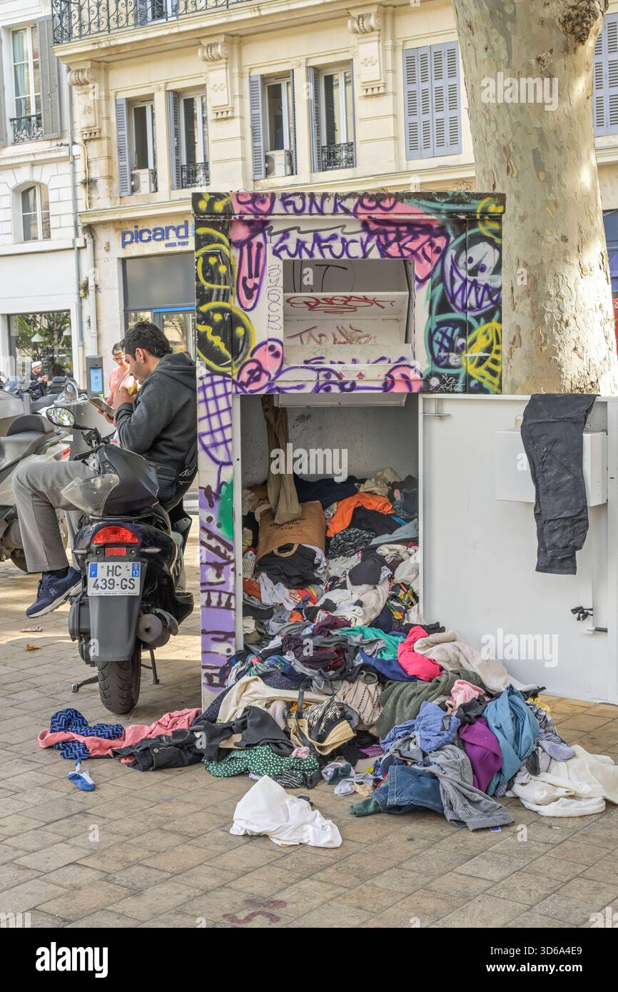 Altkleider-Container, Altstadt, Marseille, Frankreich *** Used clothing ...